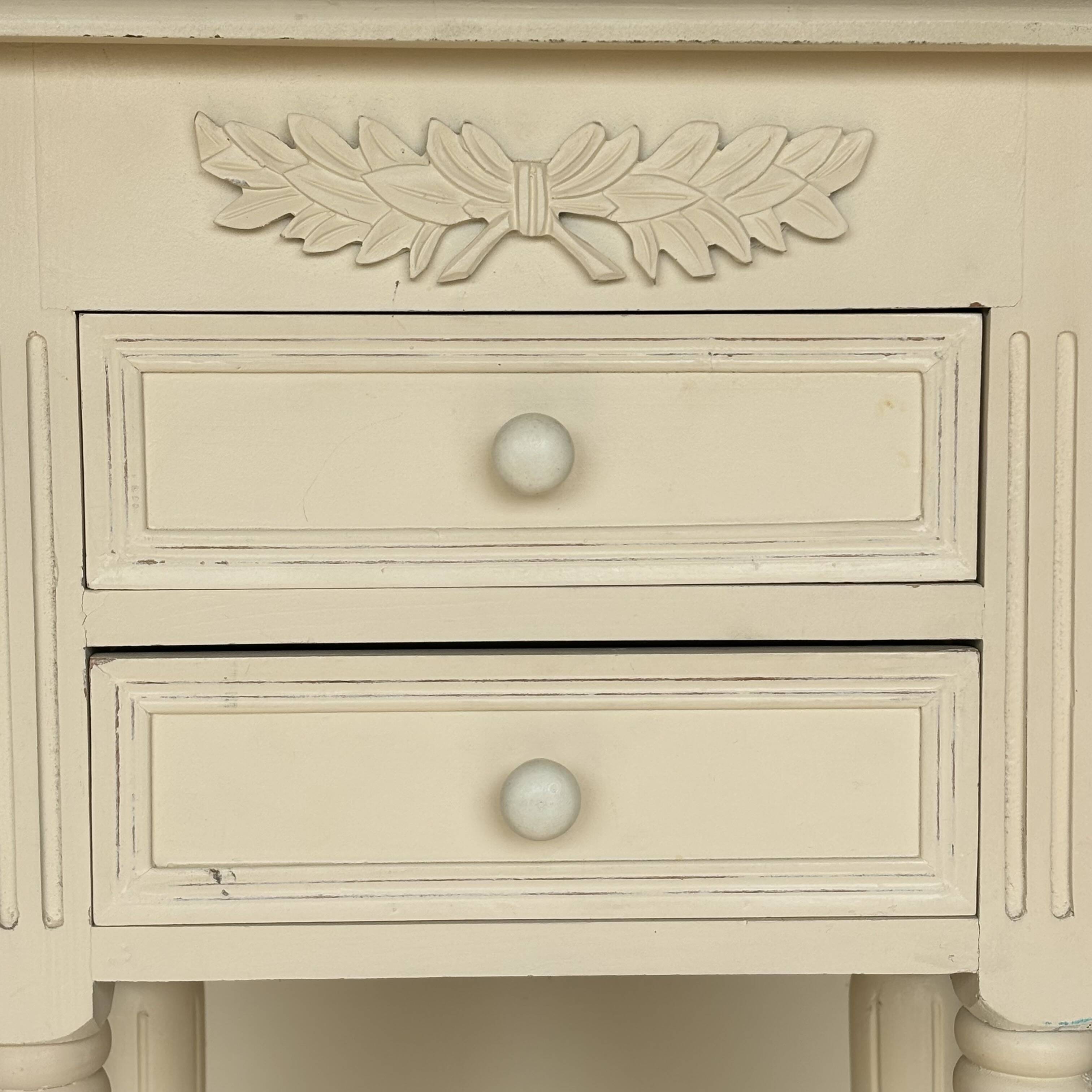 Mini dressing table