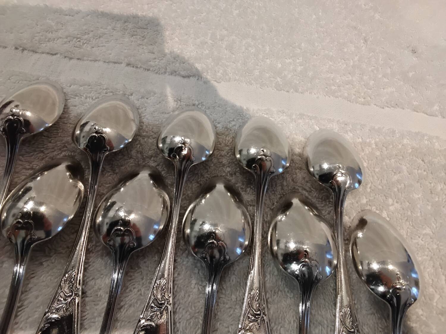 12 silver-plated metal teaspoons with rocaille ribbon decoration, 14.6 cm