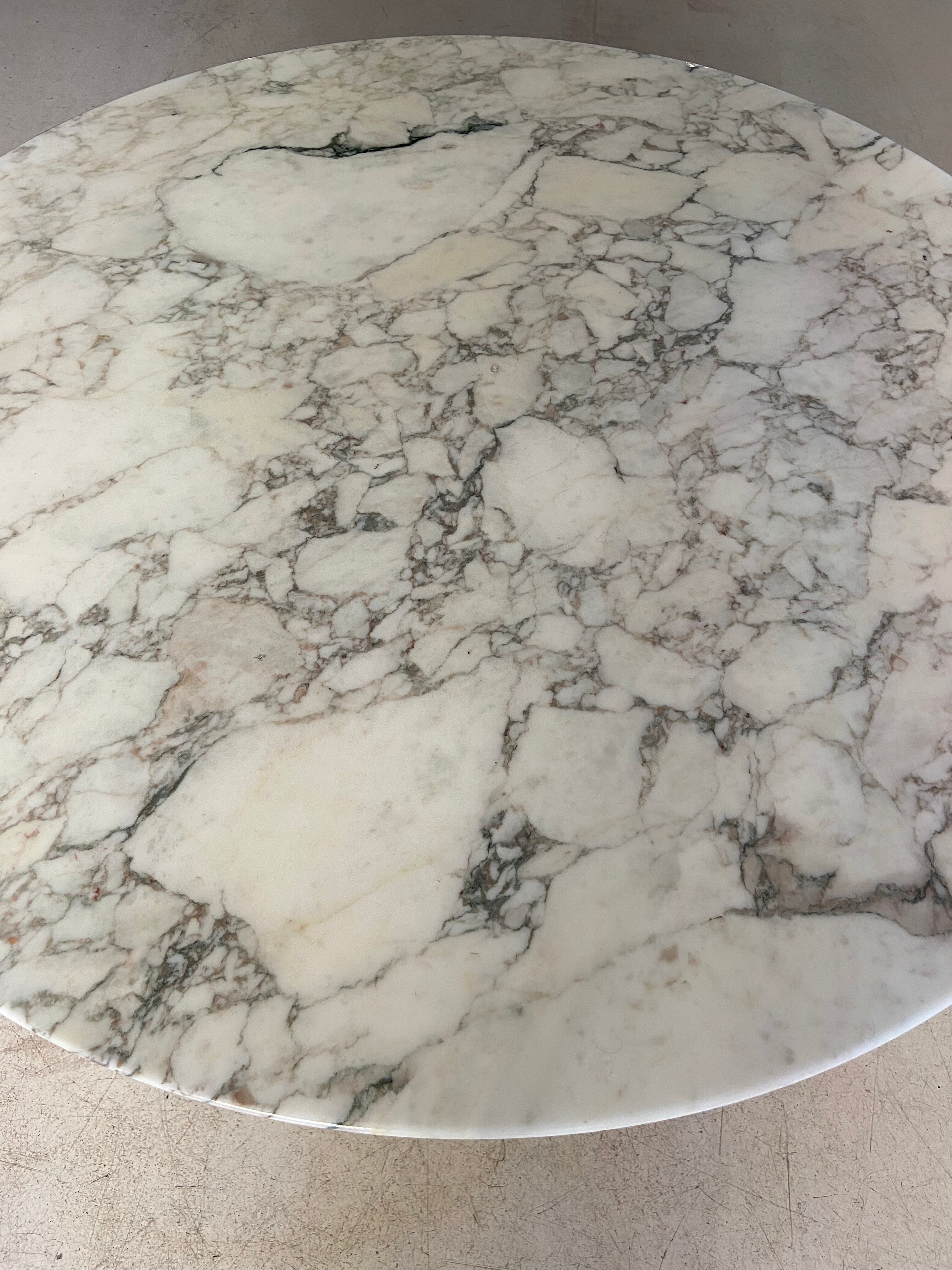 Large marble coffee table by Eero Saarinen for knoll