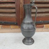 Aiguière en étain , nombreuses fleurs de lys - h 43 cm
