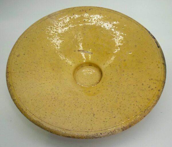 Tourne omelette ancien, terre cuite vernissée jaune, sud de la France