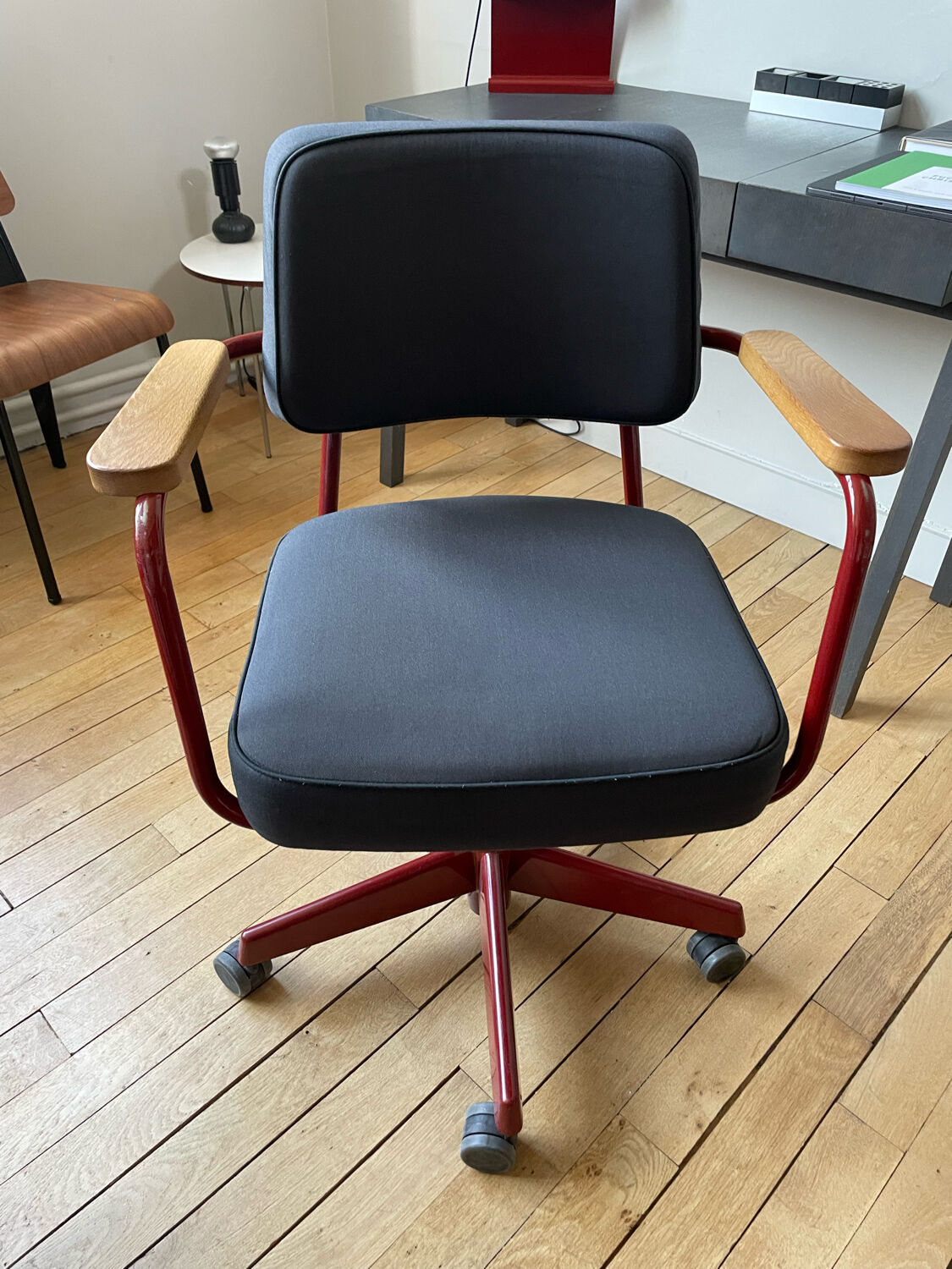 Fauteuil de direction pivotant de Jean Prouvé pour Vitra