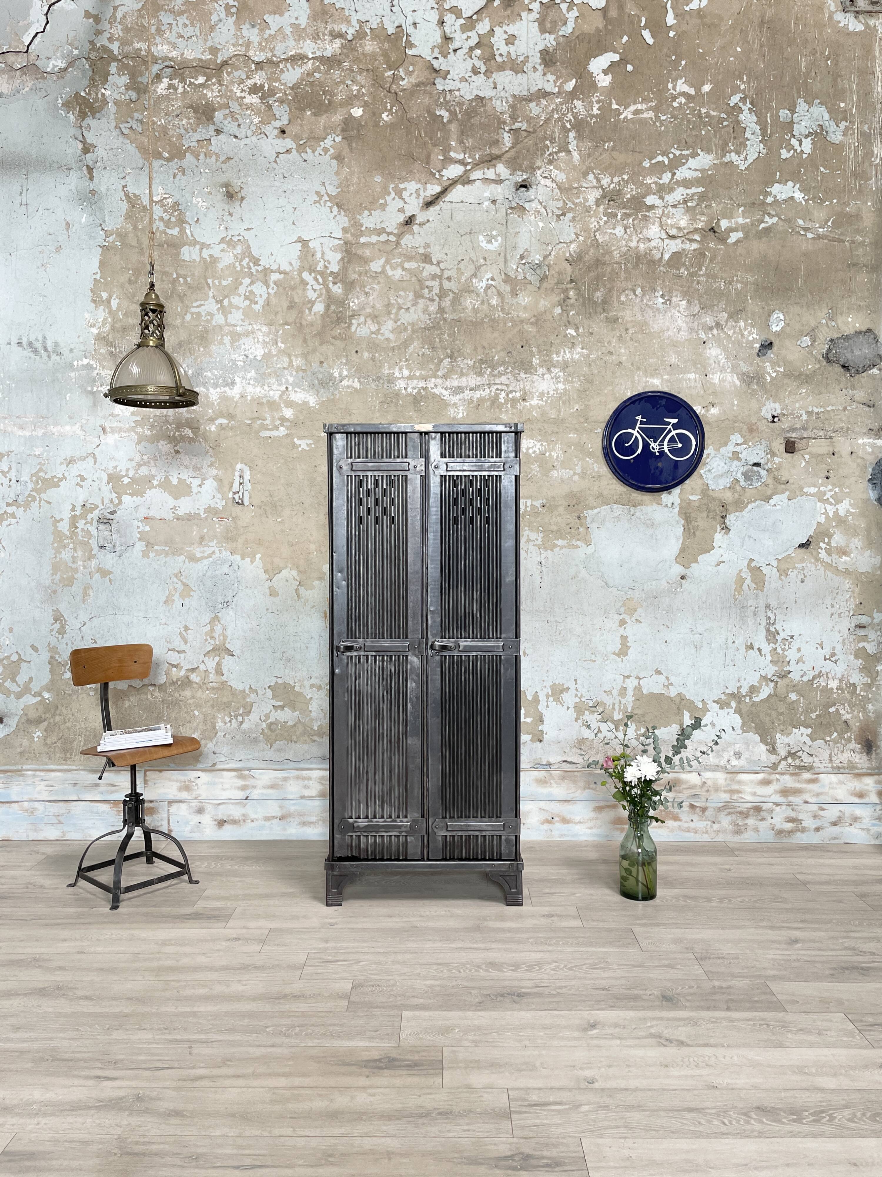Strafor double-door corrugated iron cloakroom, circa 1920.