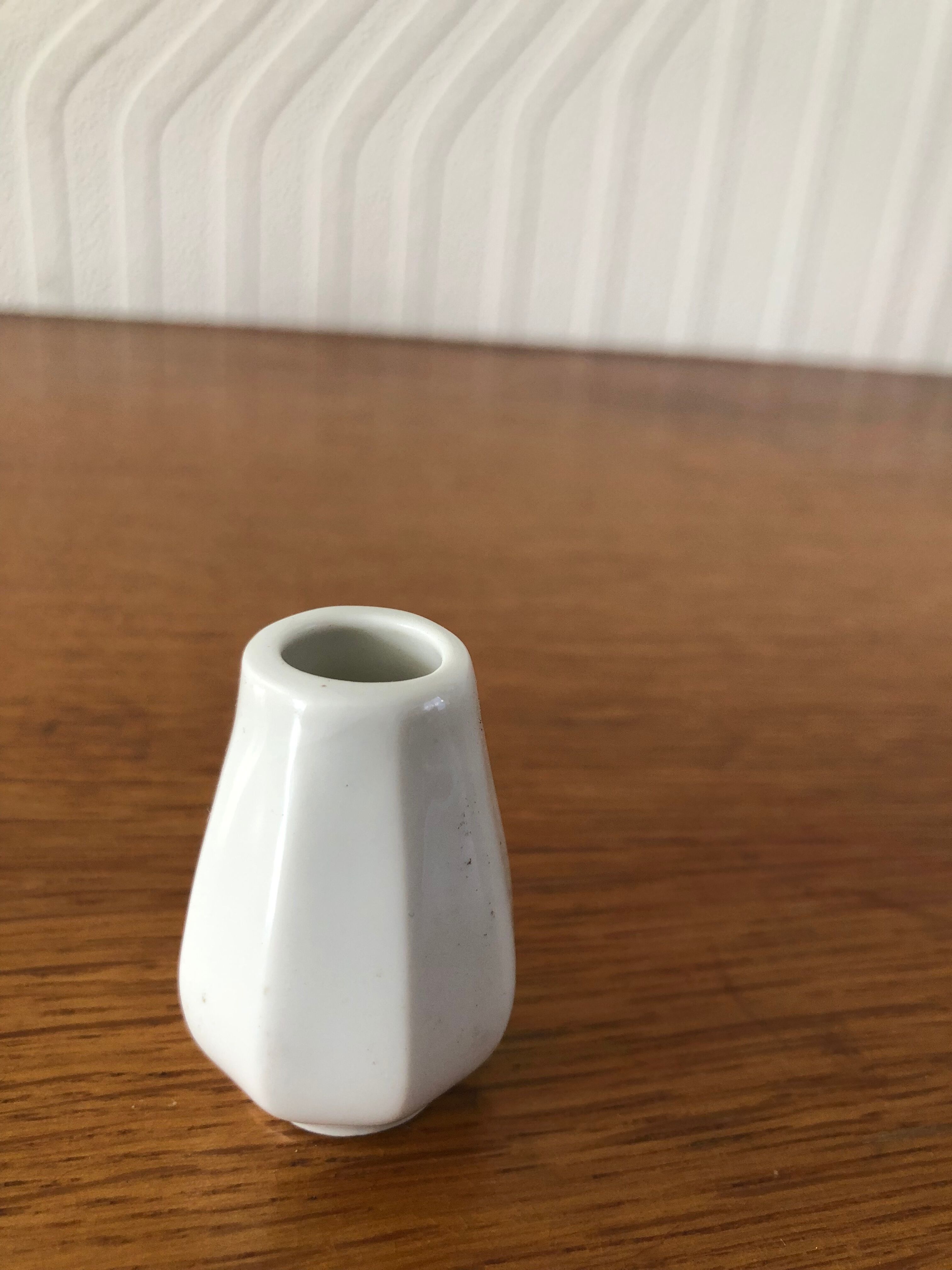 8 miniature vases in white earthenware