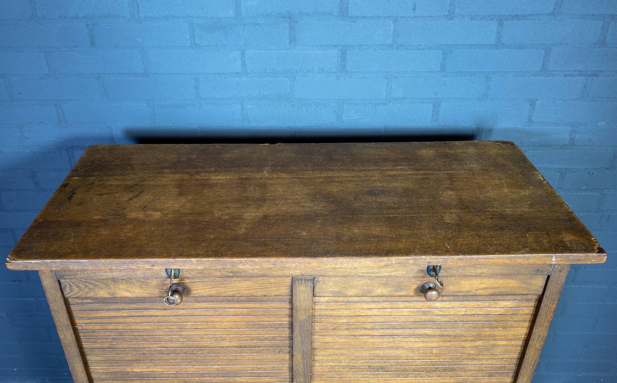 Classeur vintage avec deux portes à roulettes