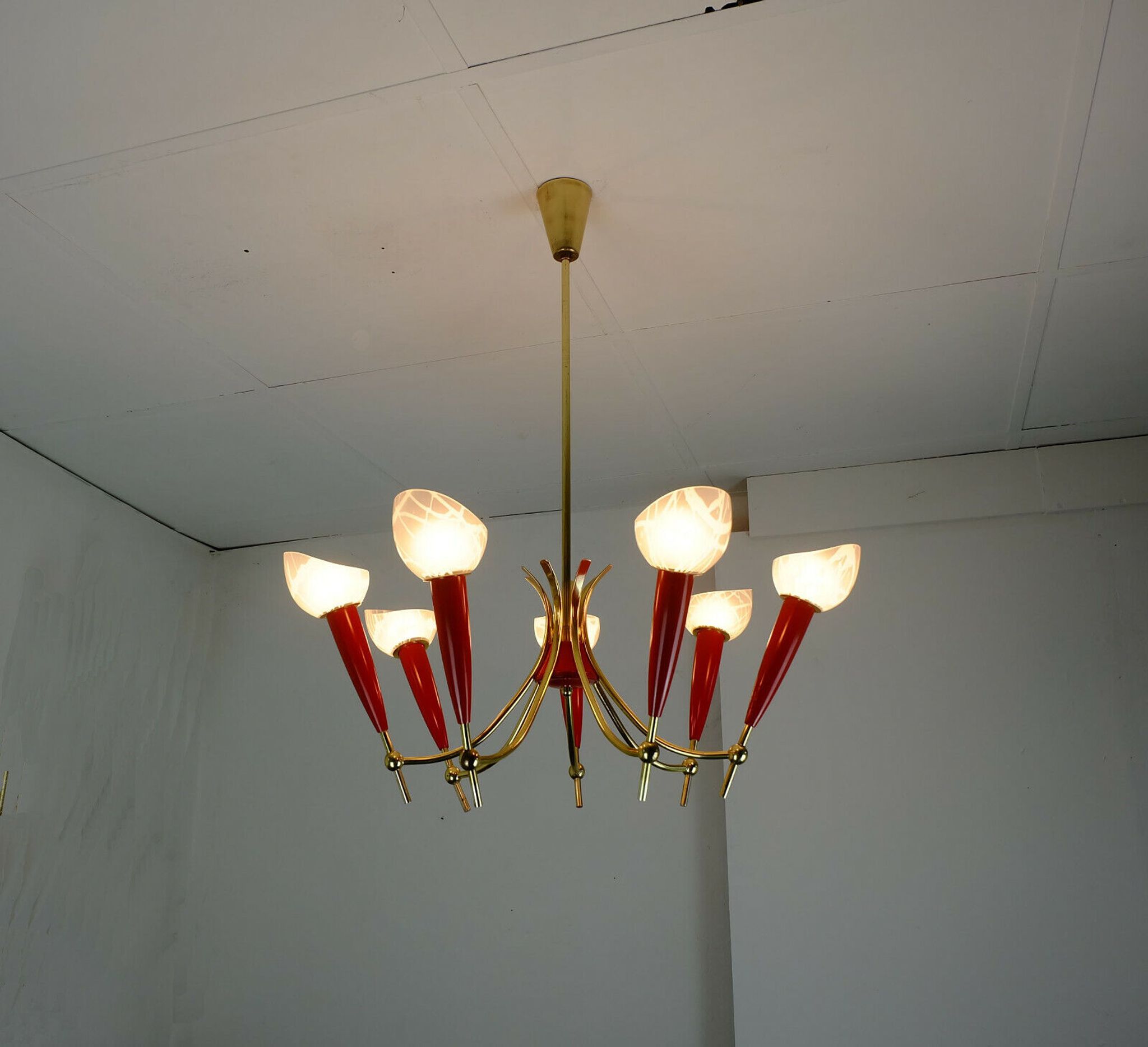 Lustre des années 1950 en laiton et plastique rouge, 7 abat-jours en verre