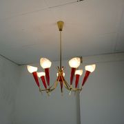 Lustre des années 1950 en laiton et plastique rouge, 7 abat-jours en verre