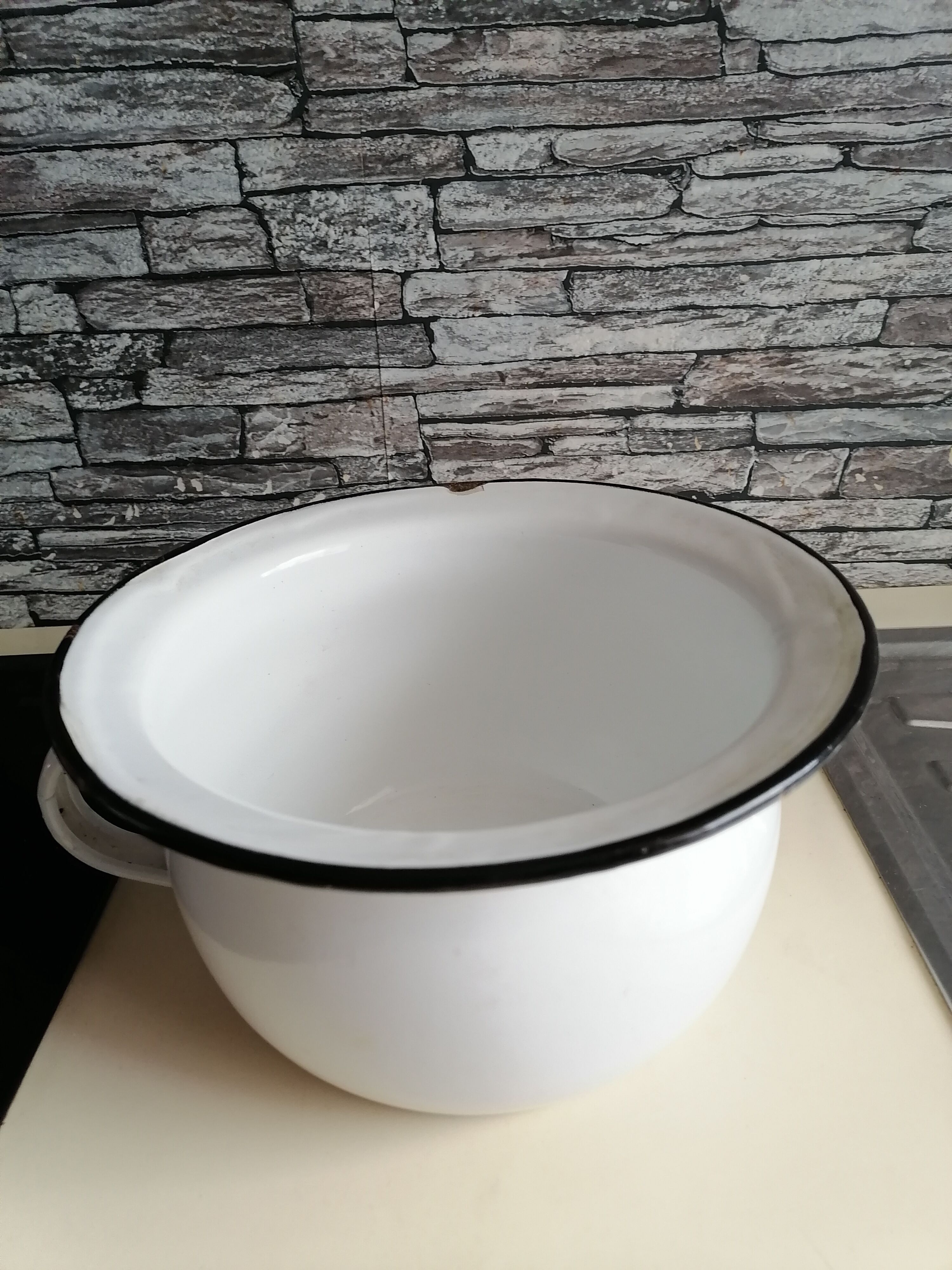 1900 white enamelled pot