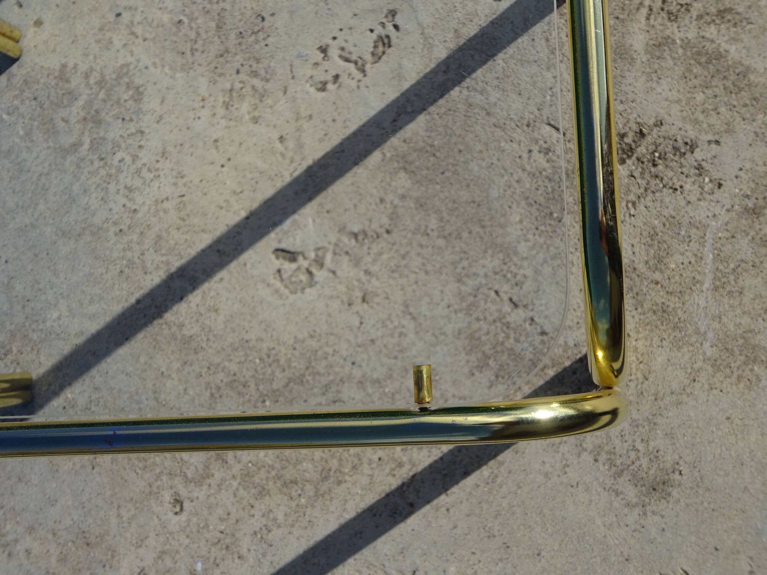 Nested table in gold metal and glass