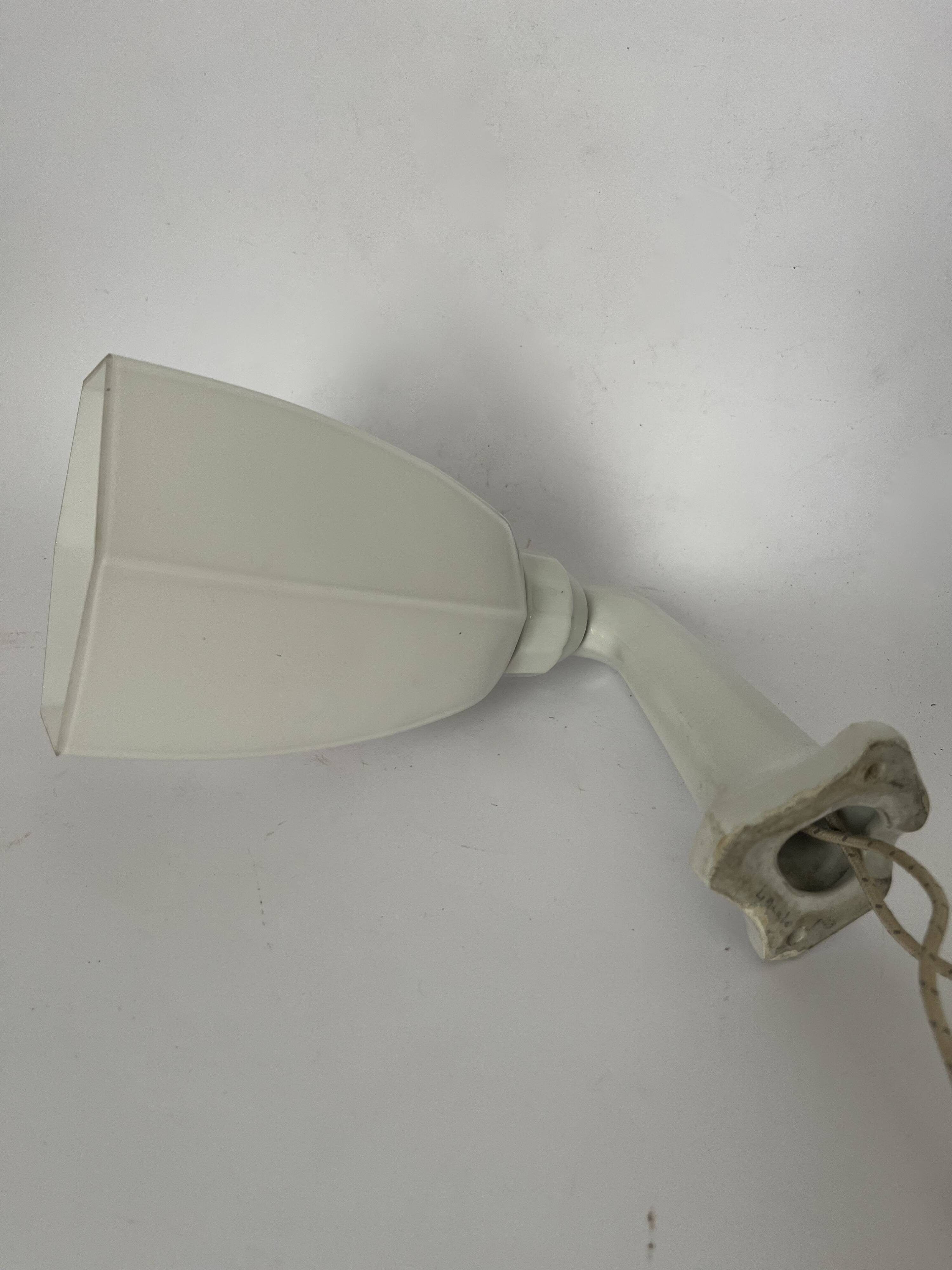 Art Deco wall light in ceramic and opaline.