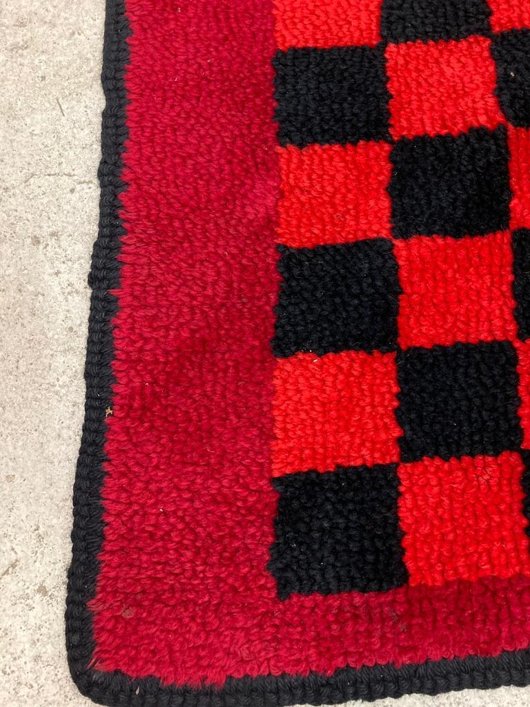 Tapis à carreaux noir rouge vintage