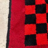 Tapis à carreaux noir rouge vintage