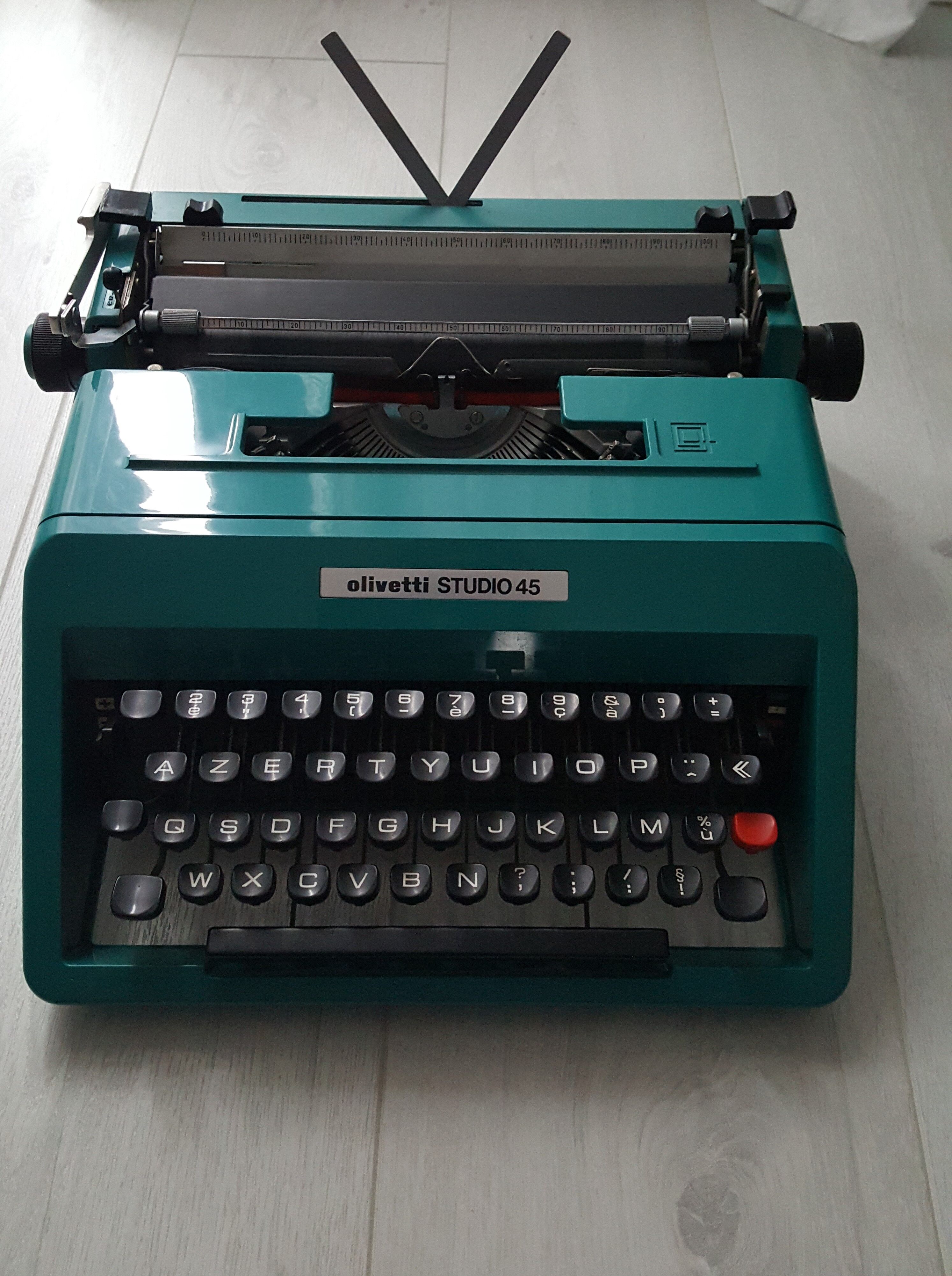 Studio 45 with his suitcase olivetti typewriter