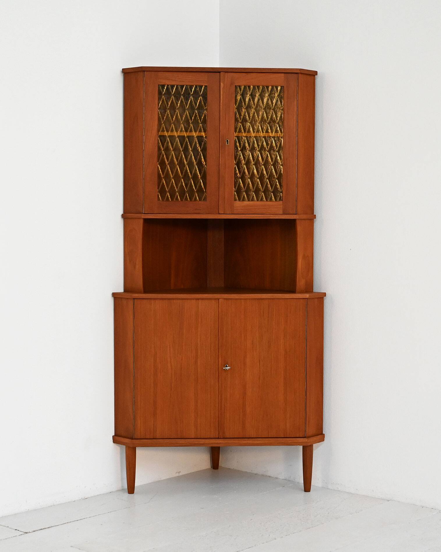 Cabinet d'angle en teck des années 1950