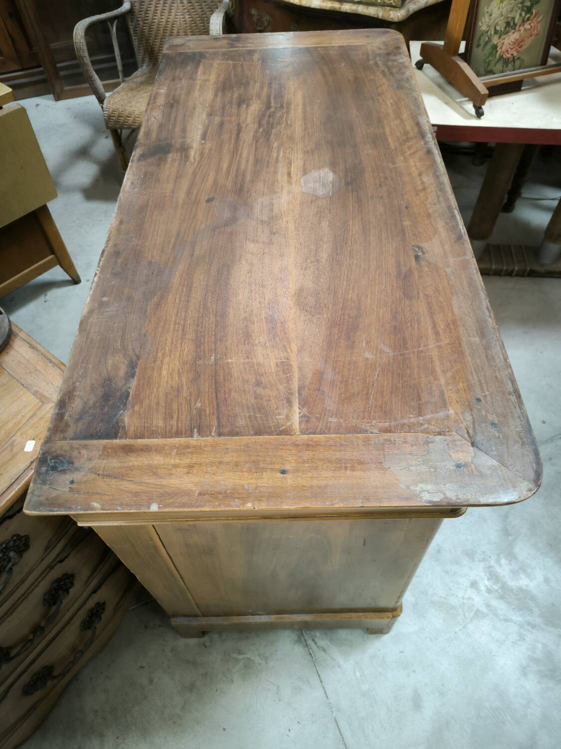 Restoration period chest of drawers in flamed walnut