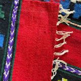 Tapis roumain en laine, fond rouge avec de délicates fleurs colorées