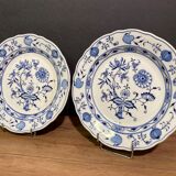 Pair of hollow plates in Meissen porcelain, onion décor