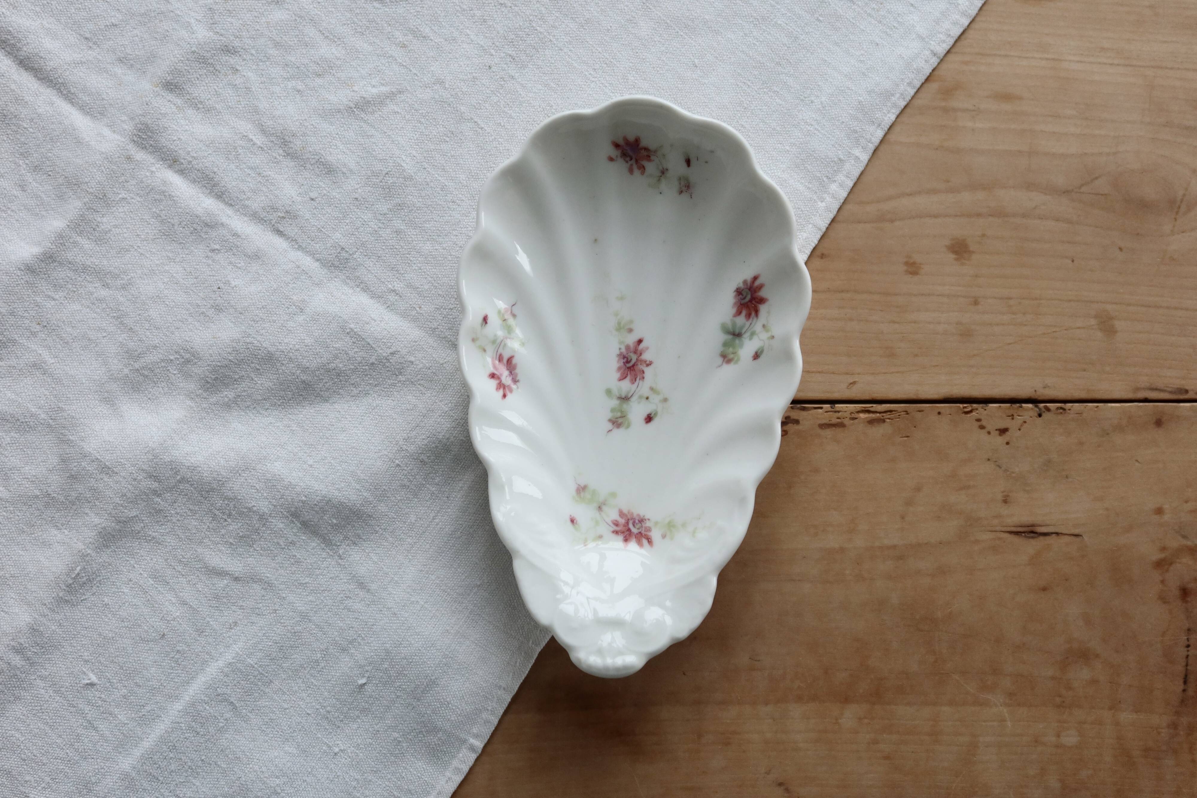 Vintage porcelain shell dish – Polychrome floral decoration