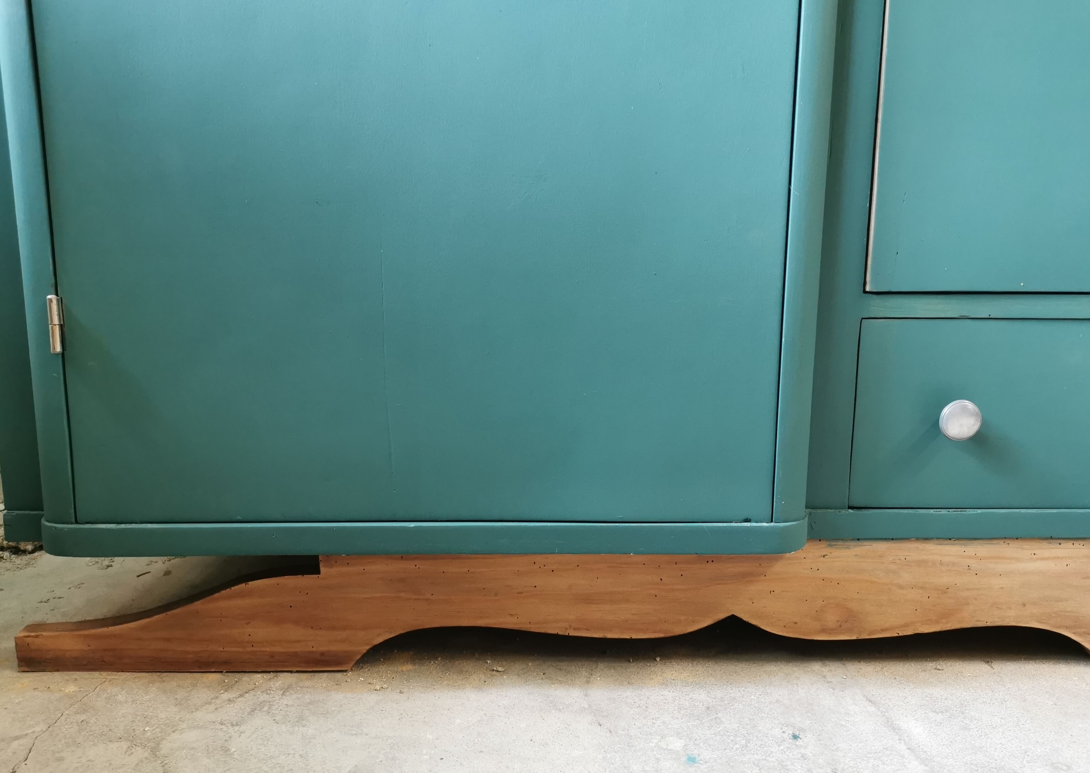 Asymmetrical cabinet
