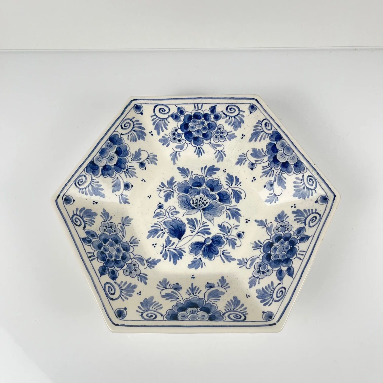 Shallow dish in Delft pottery – Royal Delft - First half of the 20th century