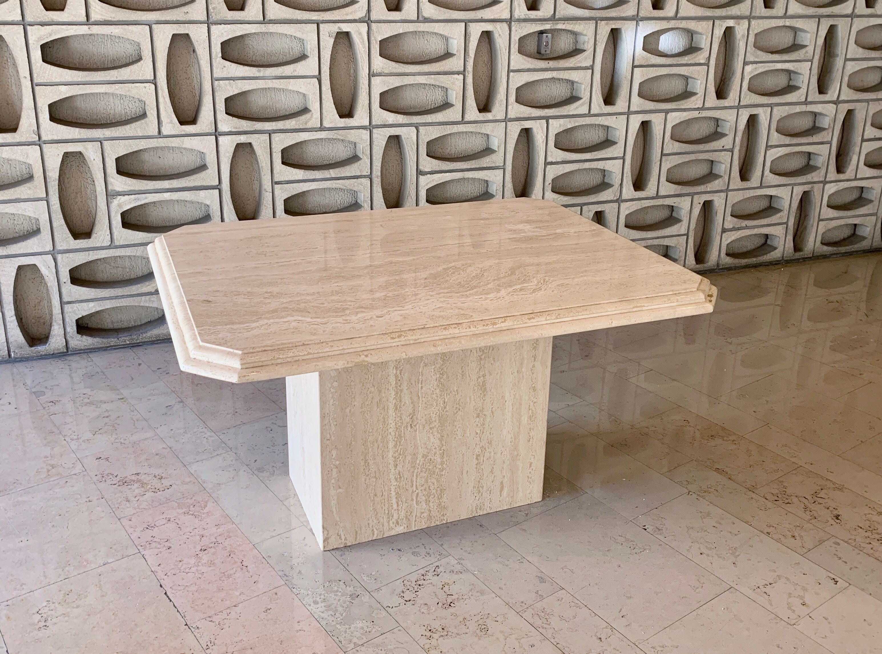 Table à manger en travertin de moyenne longueur