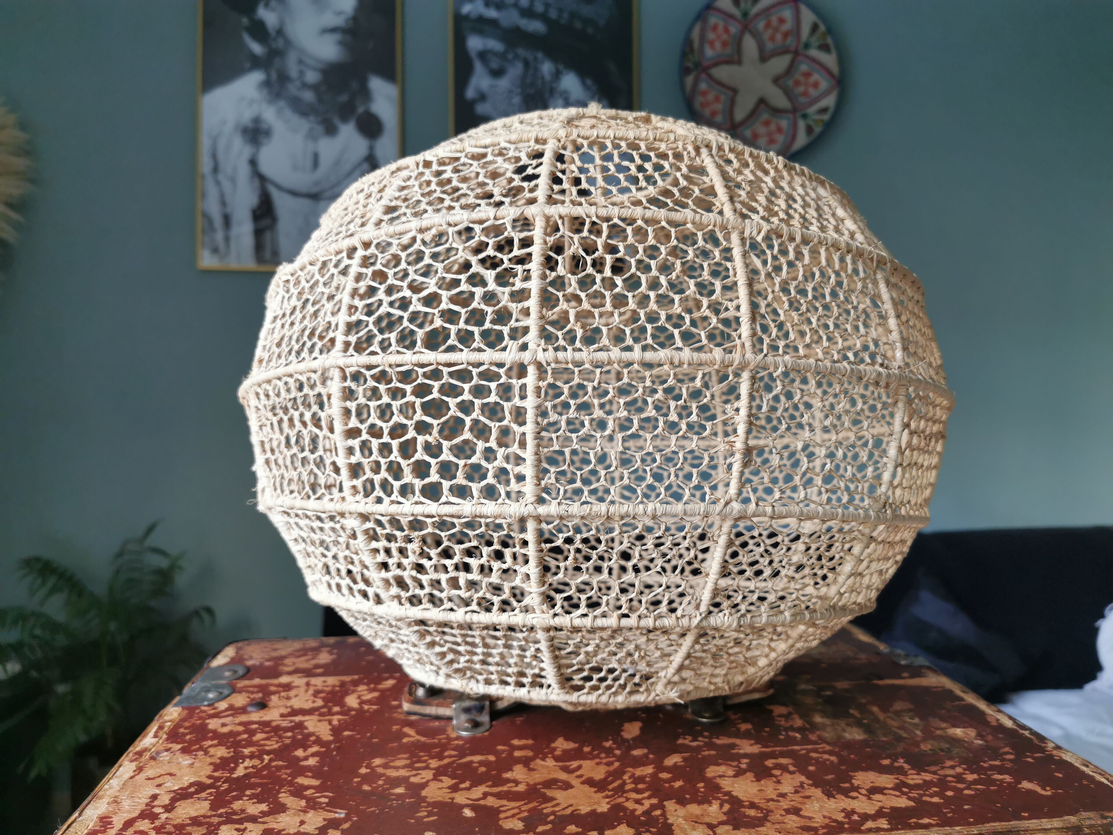 Suspension in raffia