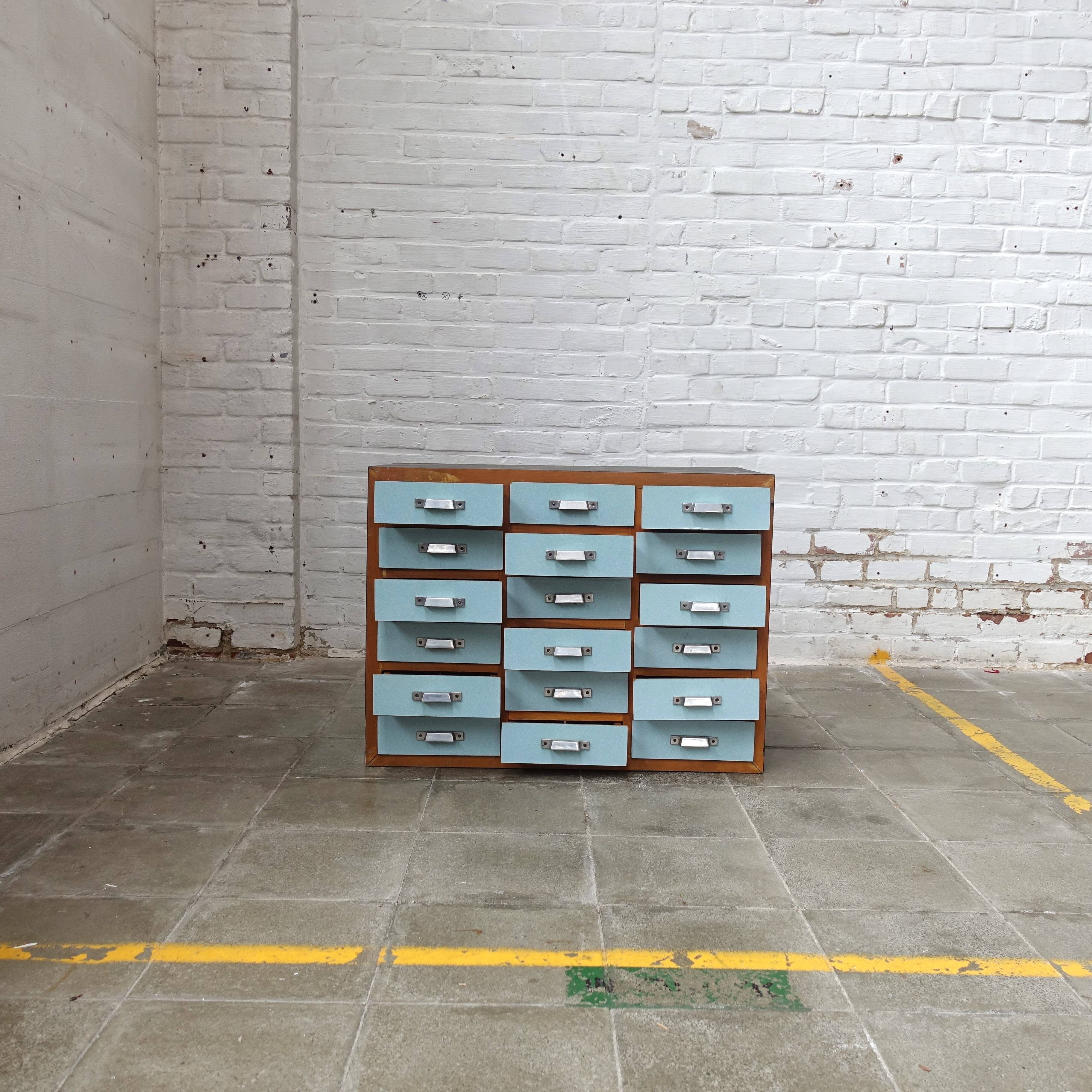 Armoire à tiroirs industrielle colorée