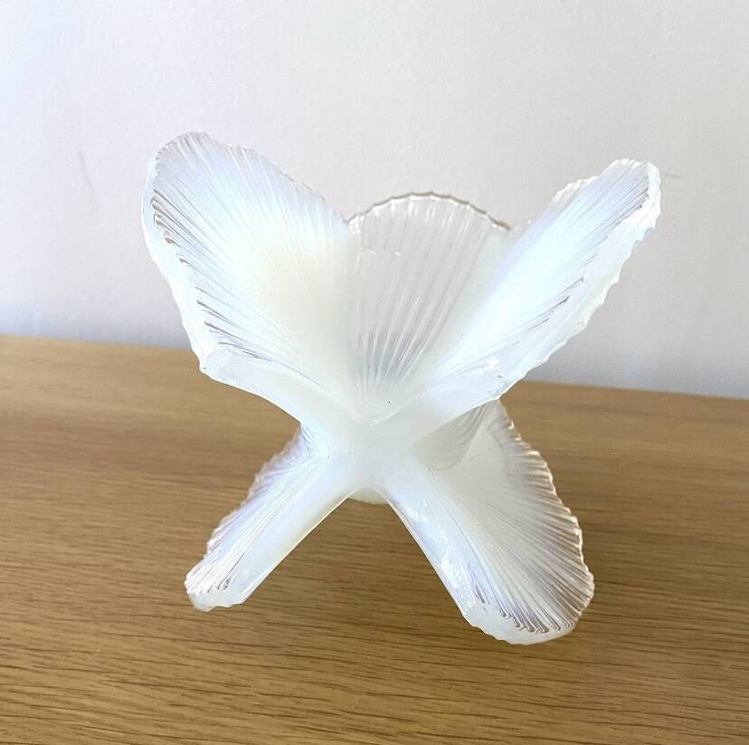 Vase Ellipse Art Déco en verre opalescent Pierre D’avesn, 1930