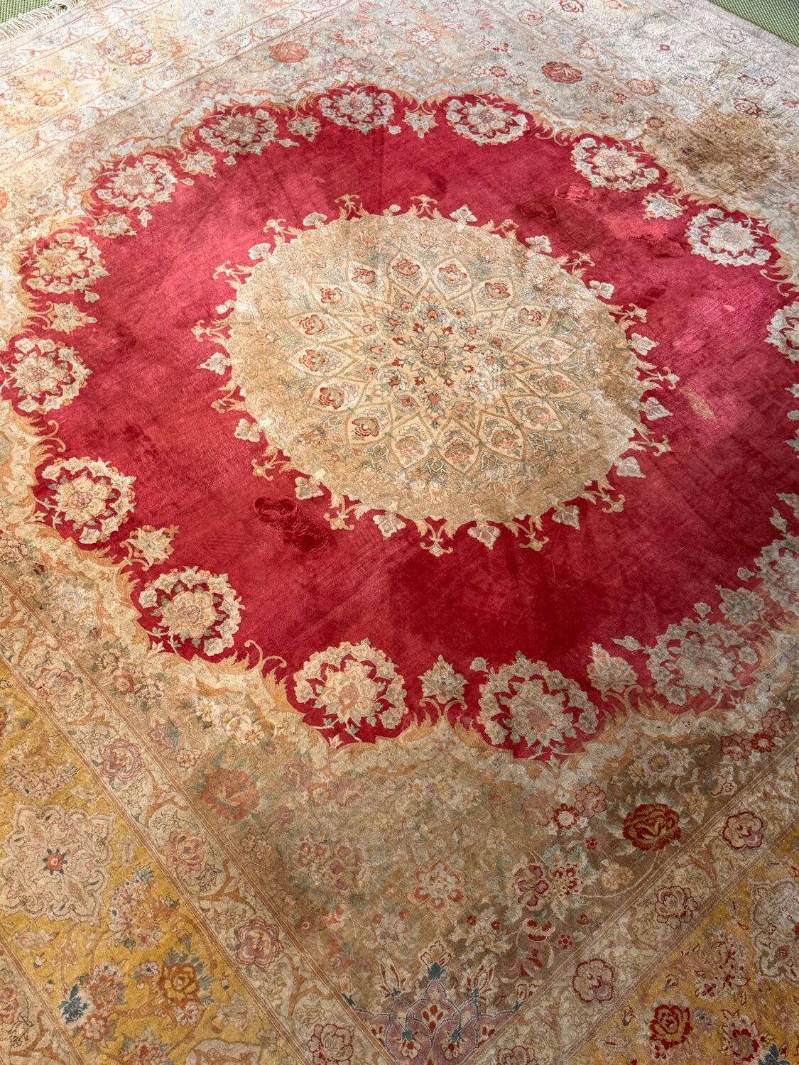 Extra fine Ghoum carpet from Iran in silk, signed Bahrami.