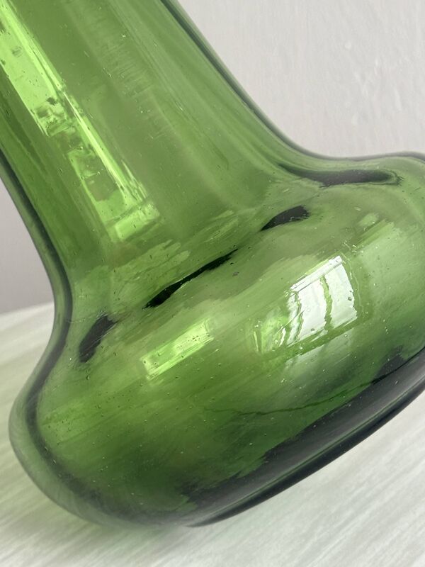 Pichet en verre vert translucide