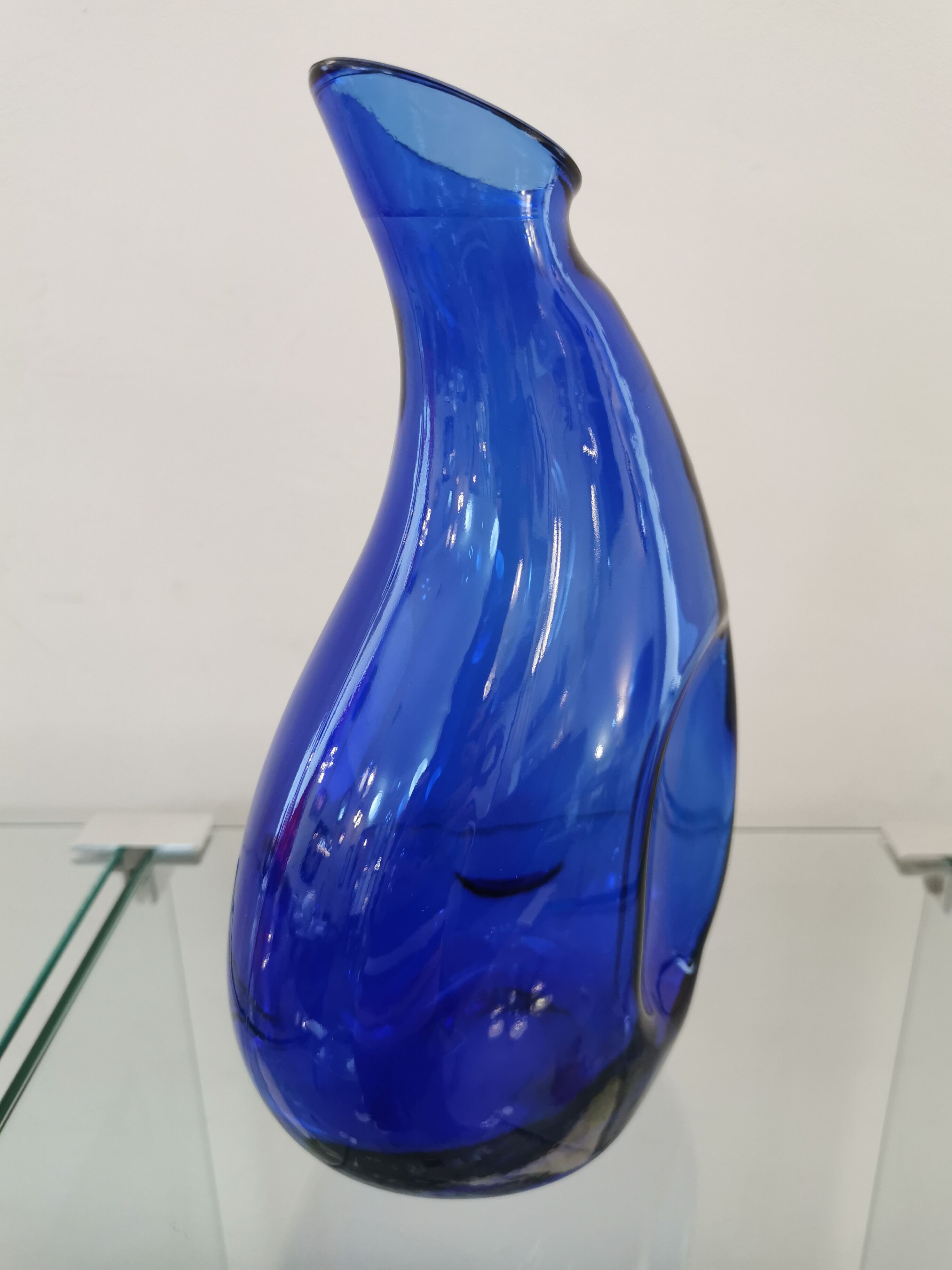 Carafe en verre bleu vintage