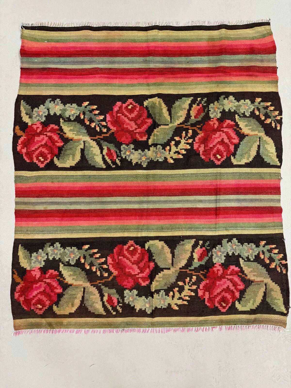 Moldovan square kilim rug 146x130 cm vintage kelim wool rug medium 2520