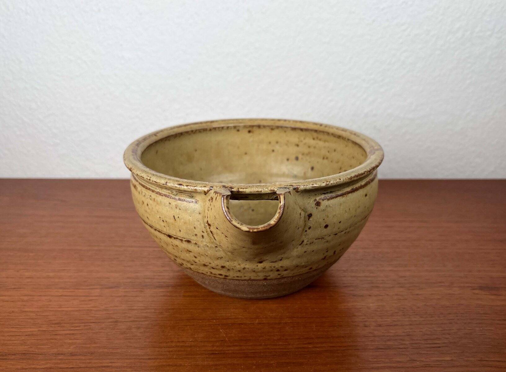 Mid-century modern British studio pottery bowl by Richard Batterham, 1960s.