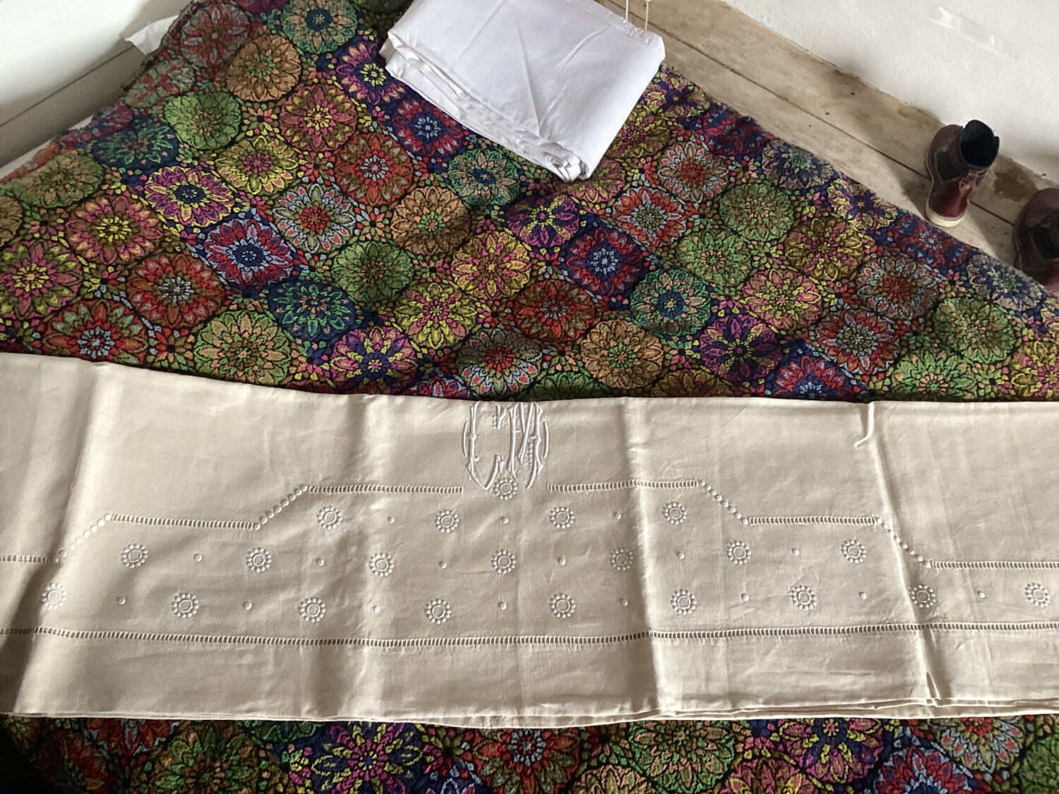 Drap 2 personnes en métis avec bandeau à petits ronds brodé