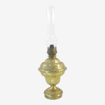 Repelled brass oil lamp with floral decoration