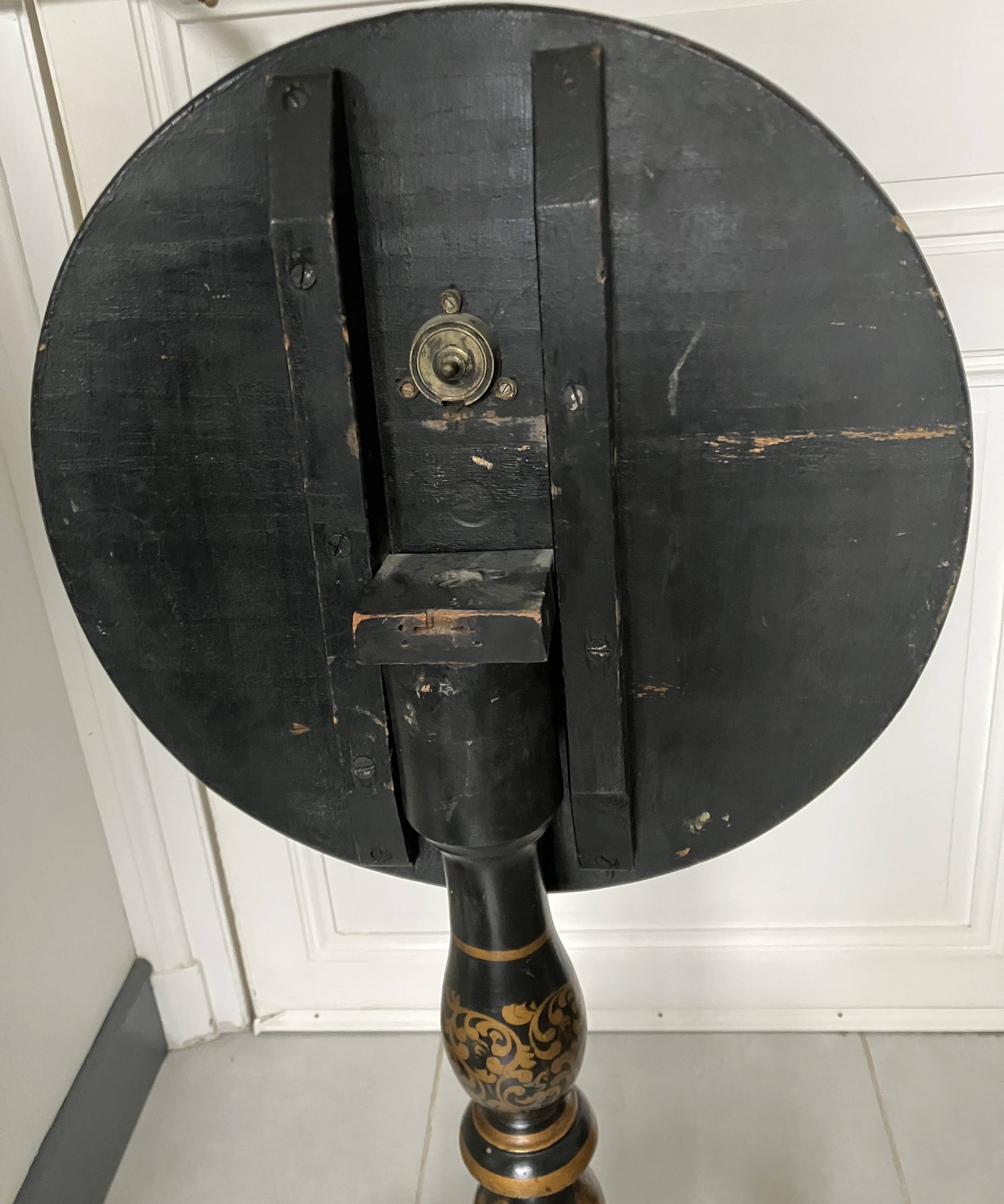 Painted gueridon with floral decoration