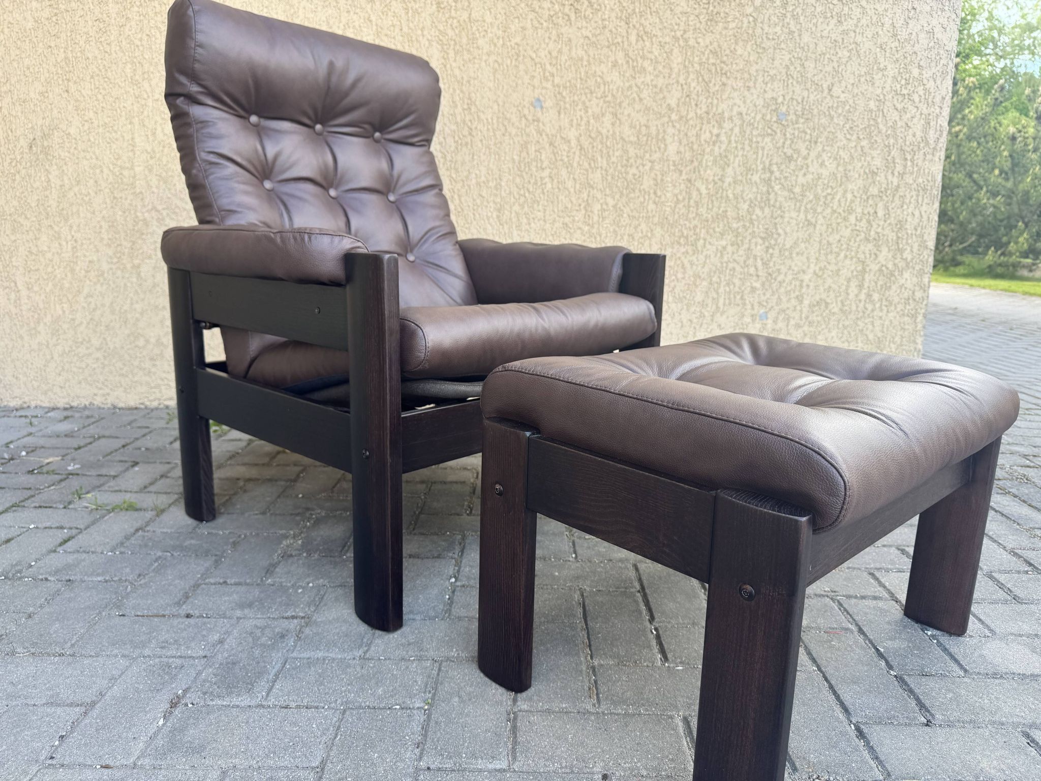 Vintage Ekornes Amigo armchair and footrest – Renovated