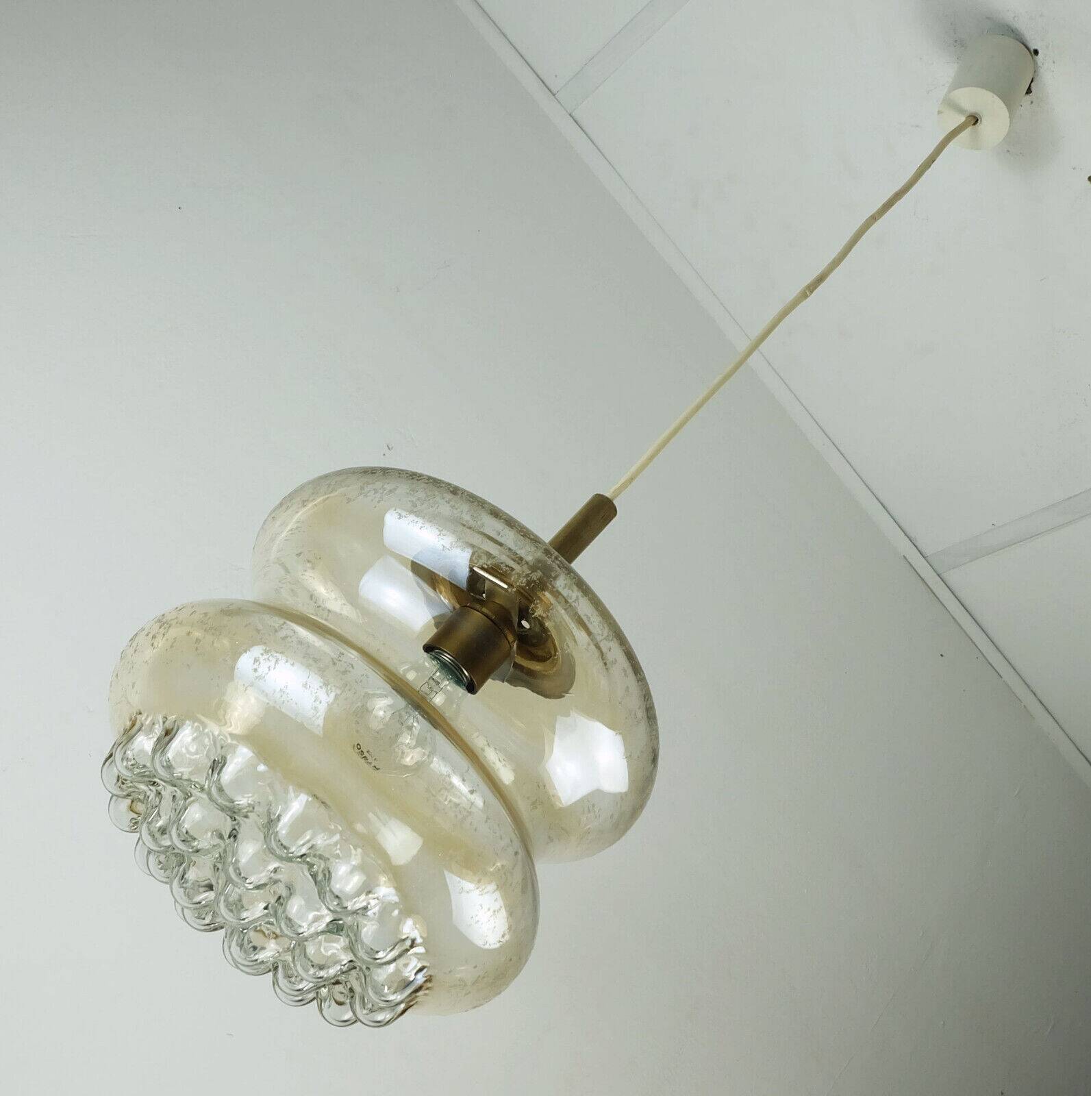 Suspension milieu du siècle en verre ambré bulle et laiton années 1960