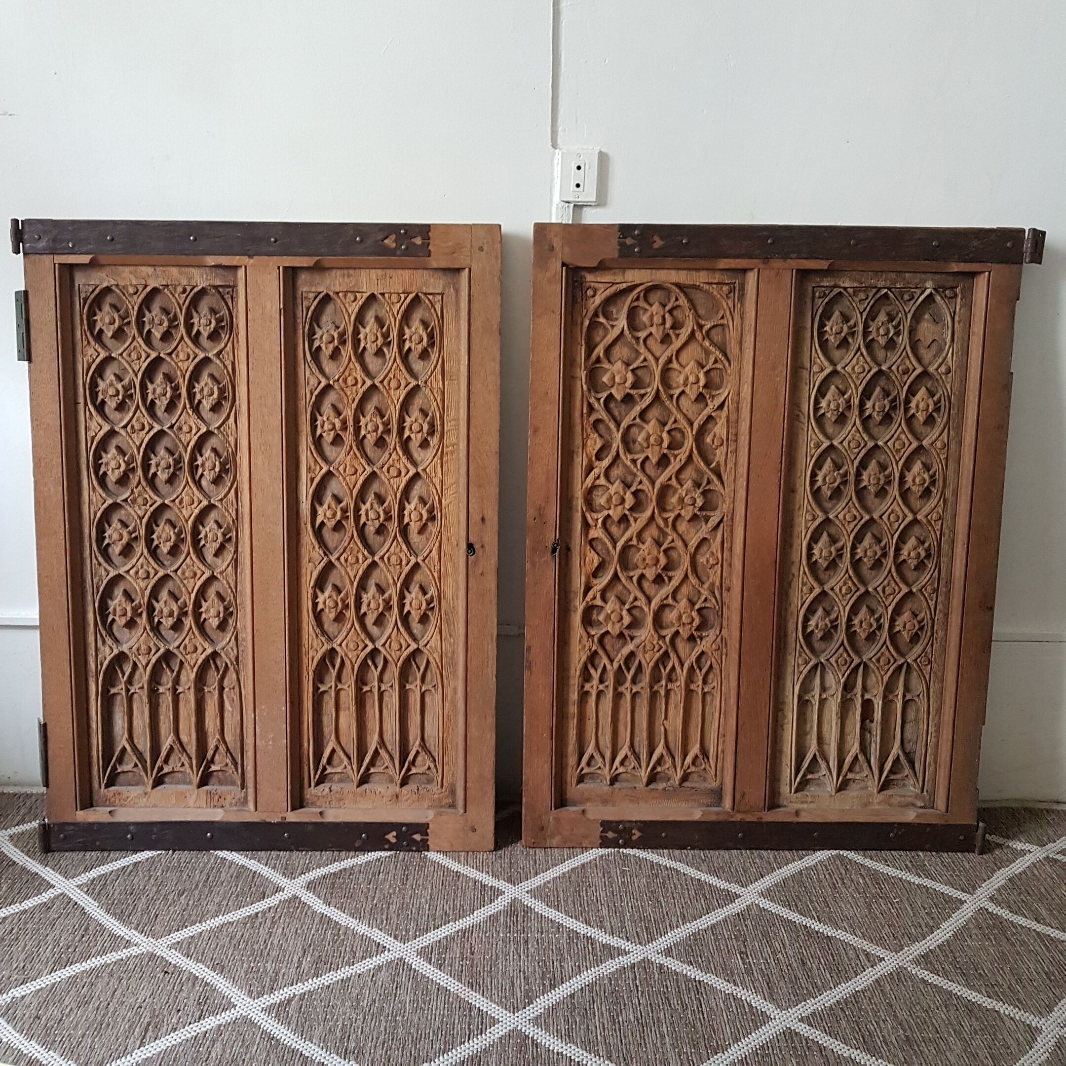 Paire de portes anciennes sculptées