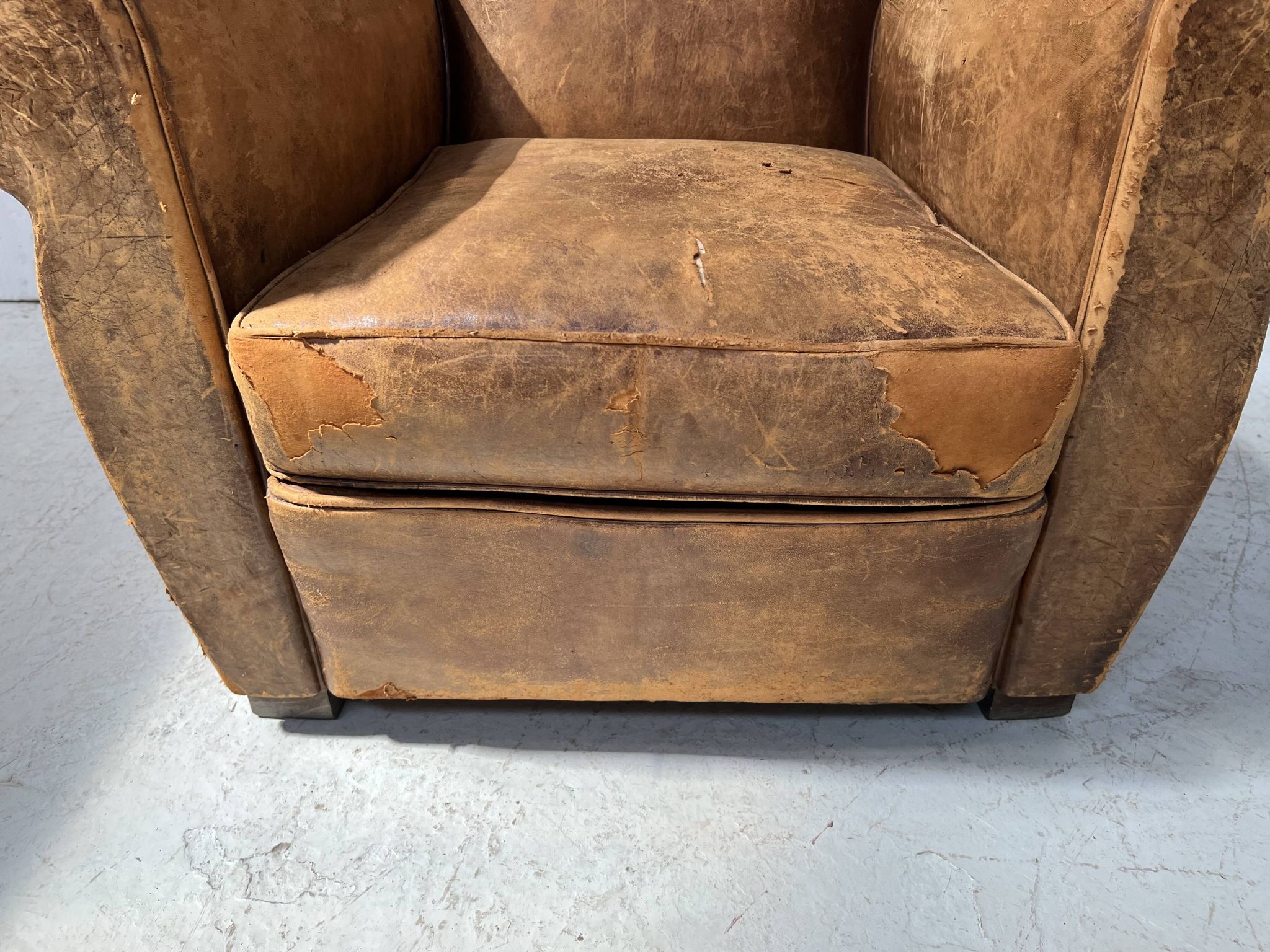 Antique 20th century tan leather club armchair