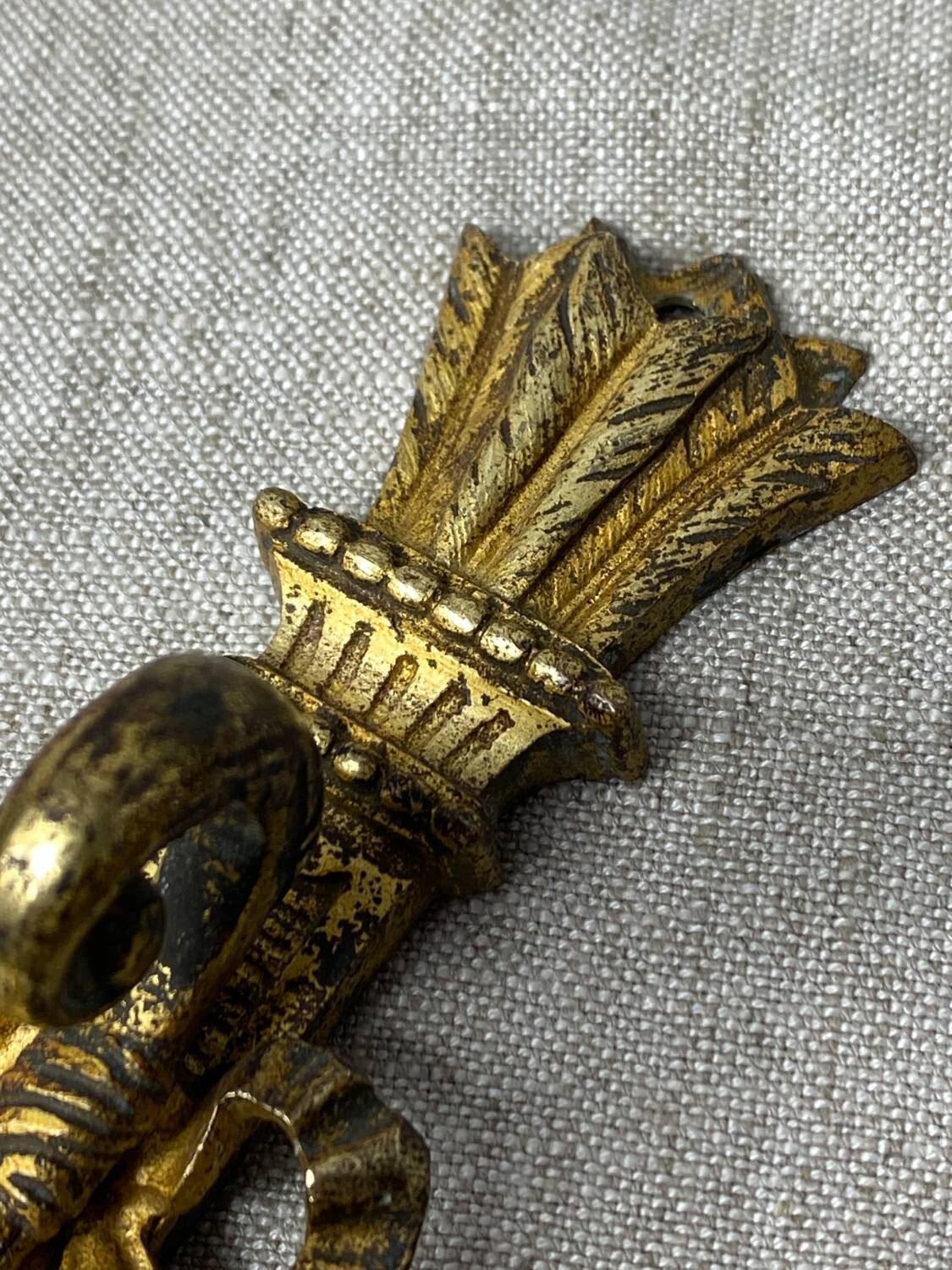 Patère en bronze, décor noeud