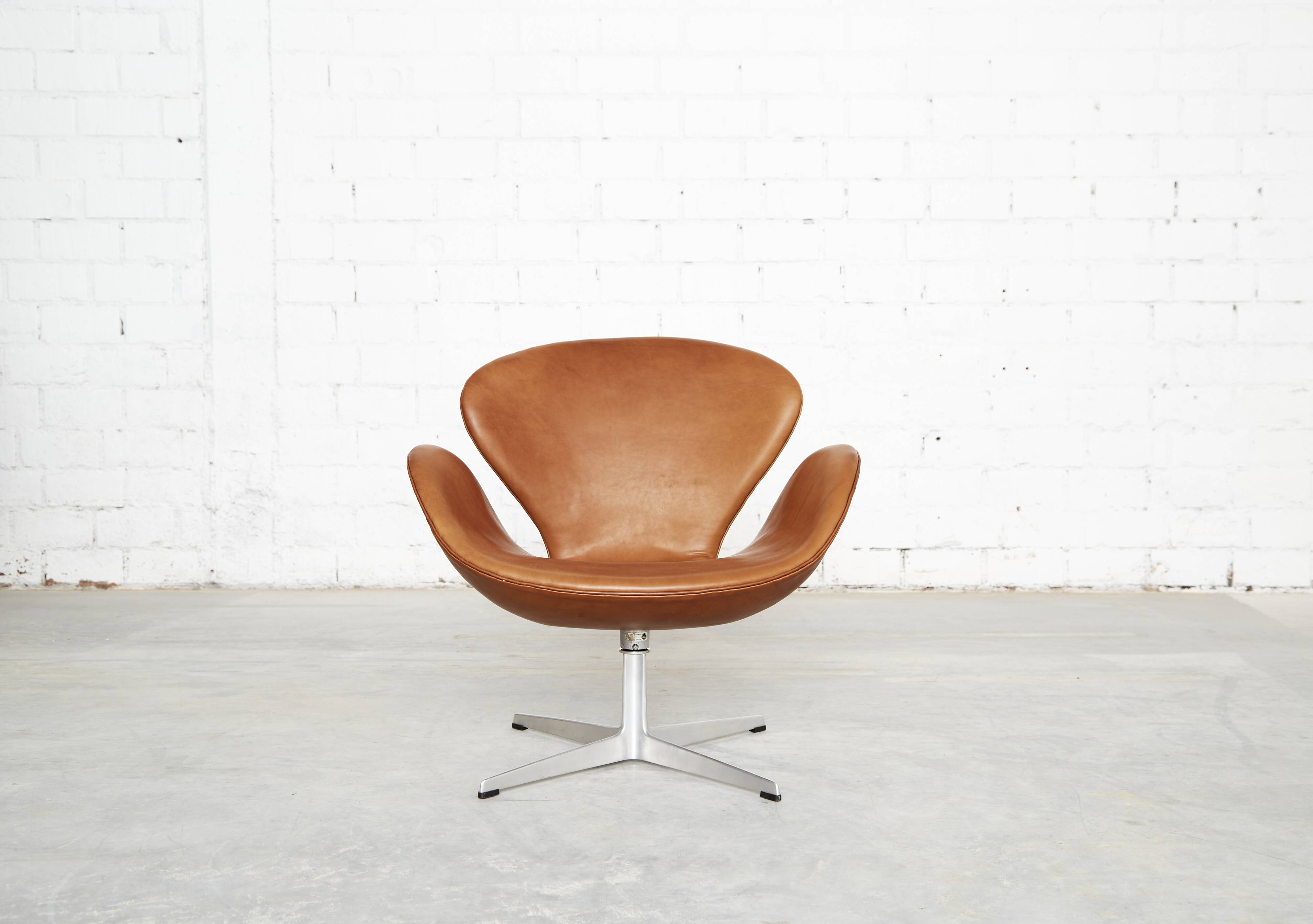Arne Jacobsen Swan Chair for Fritz Hansen