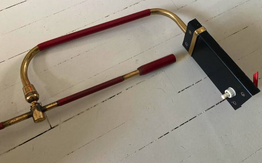 Adjustable wall lamp in black lacquered iron and brass, Italy, circa 1950