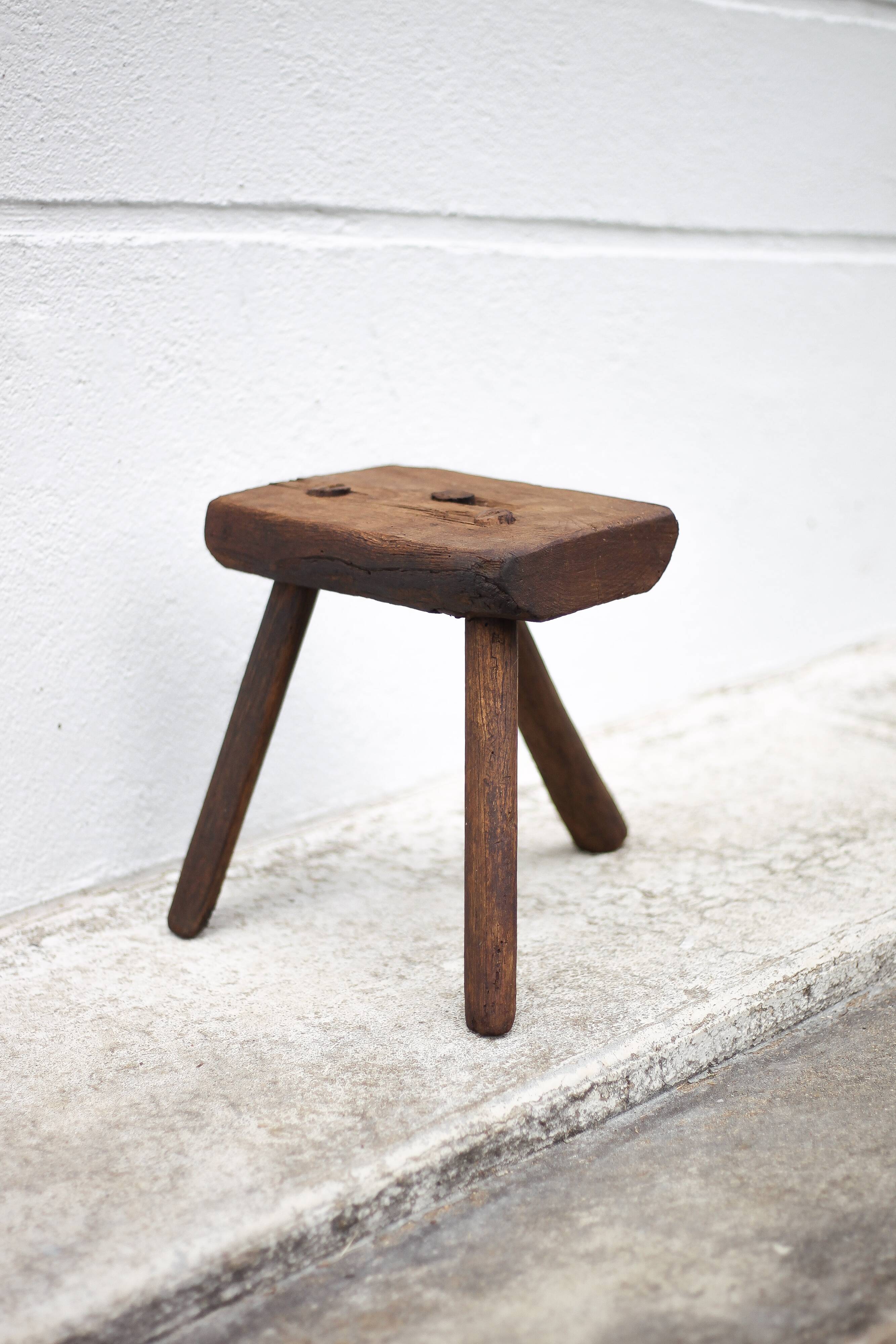 Tabouret bois tripode, tabouret de traite, porte-plante bois