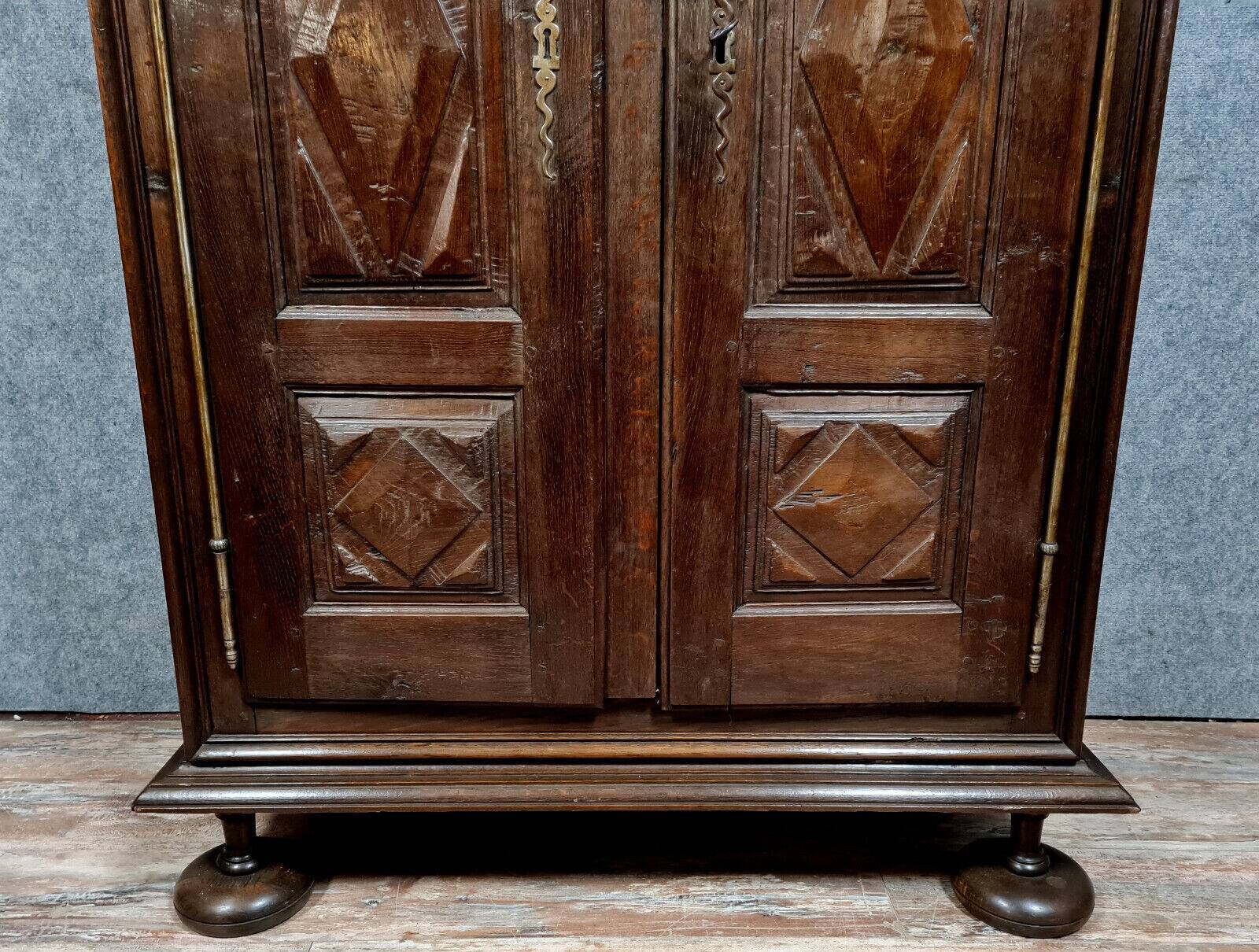 Burgundy valet cabinet from the Louis XIII period in solid oak circa 1700