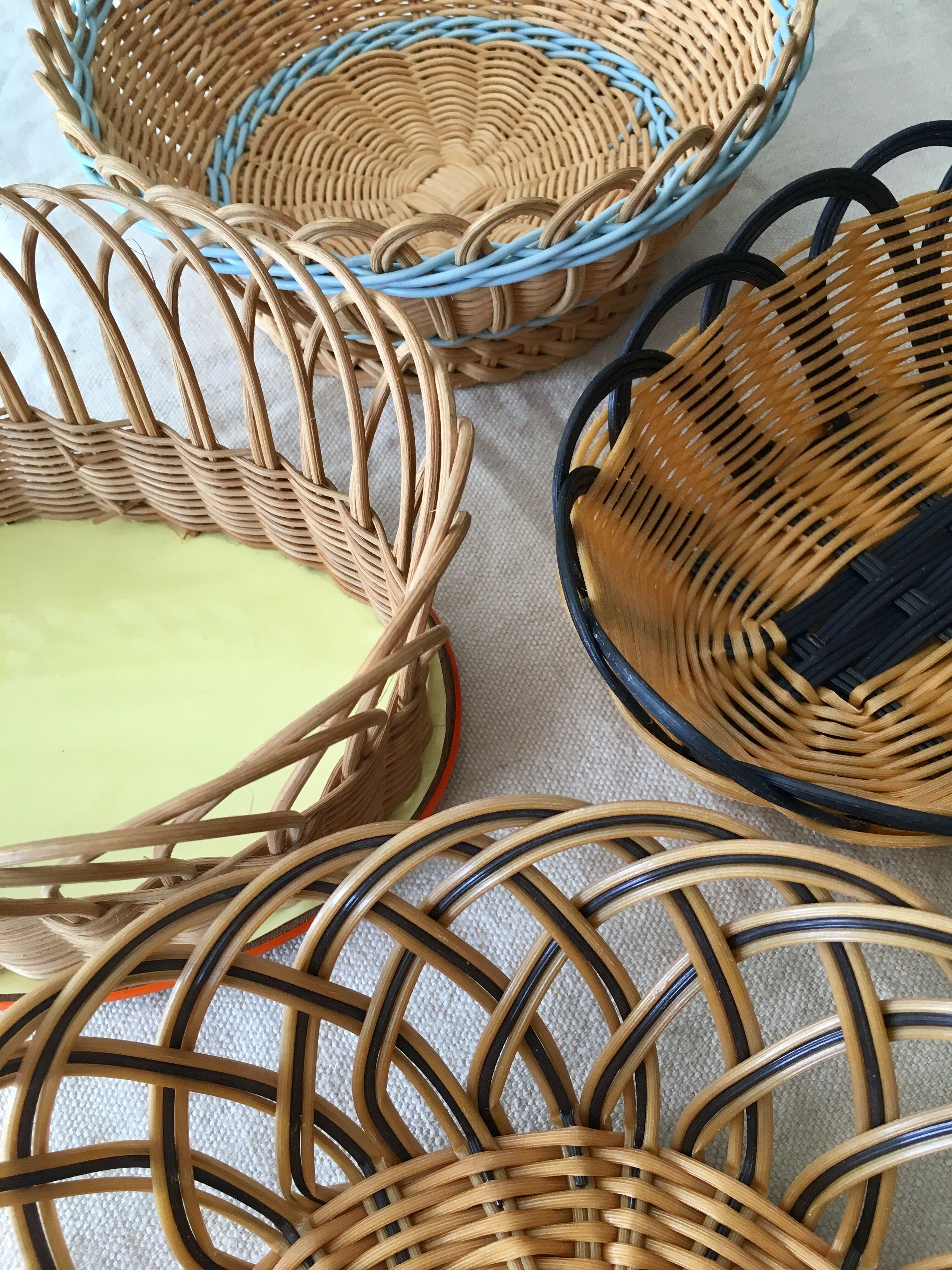 Lot of 4 rattan baskets and plastic vintage