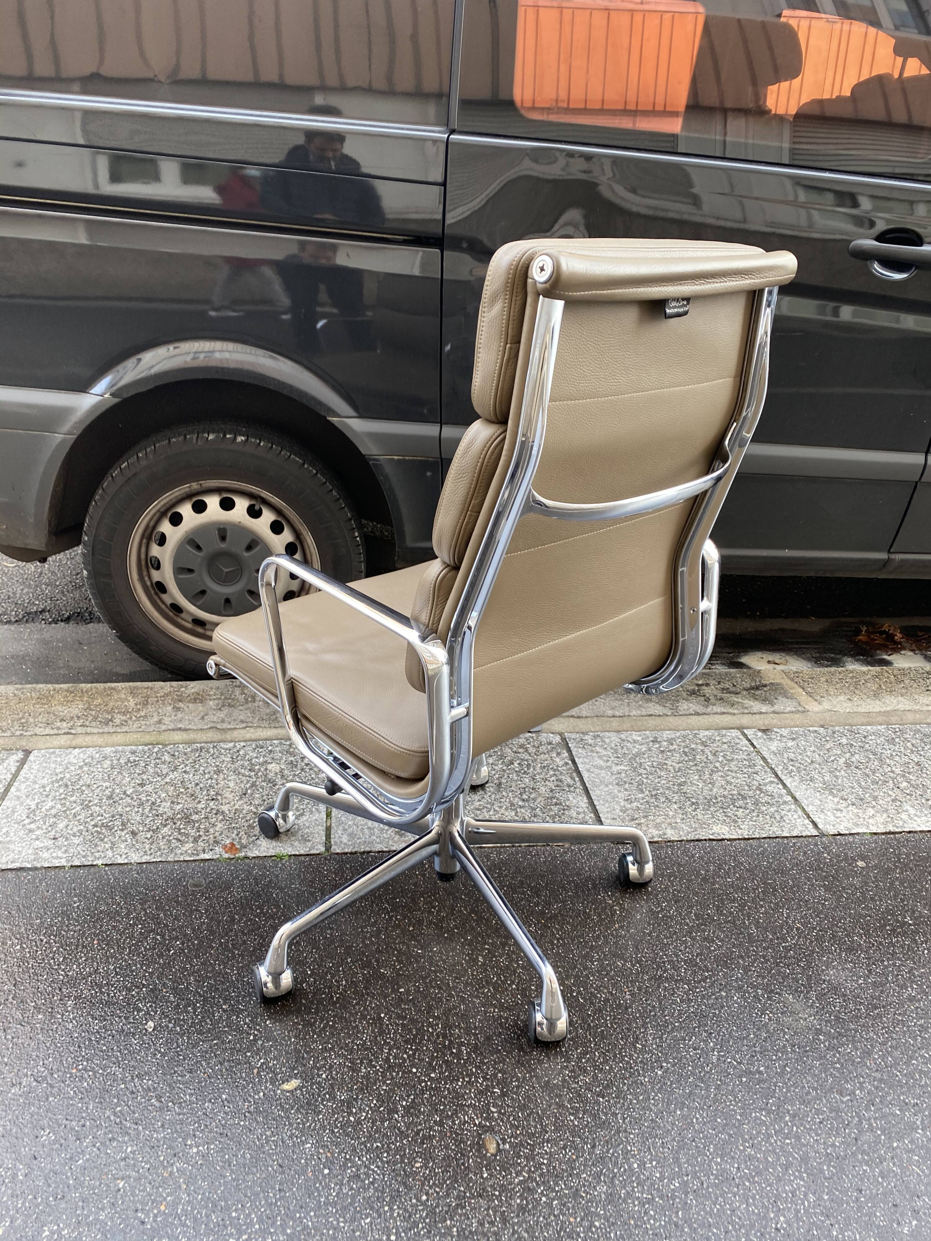 Armchair Charles and Ray Eames ea 219 edition Vitra taupe leather