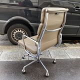 Armchair Charles and Ray Eames ea 219 edition Vitra taupe leather