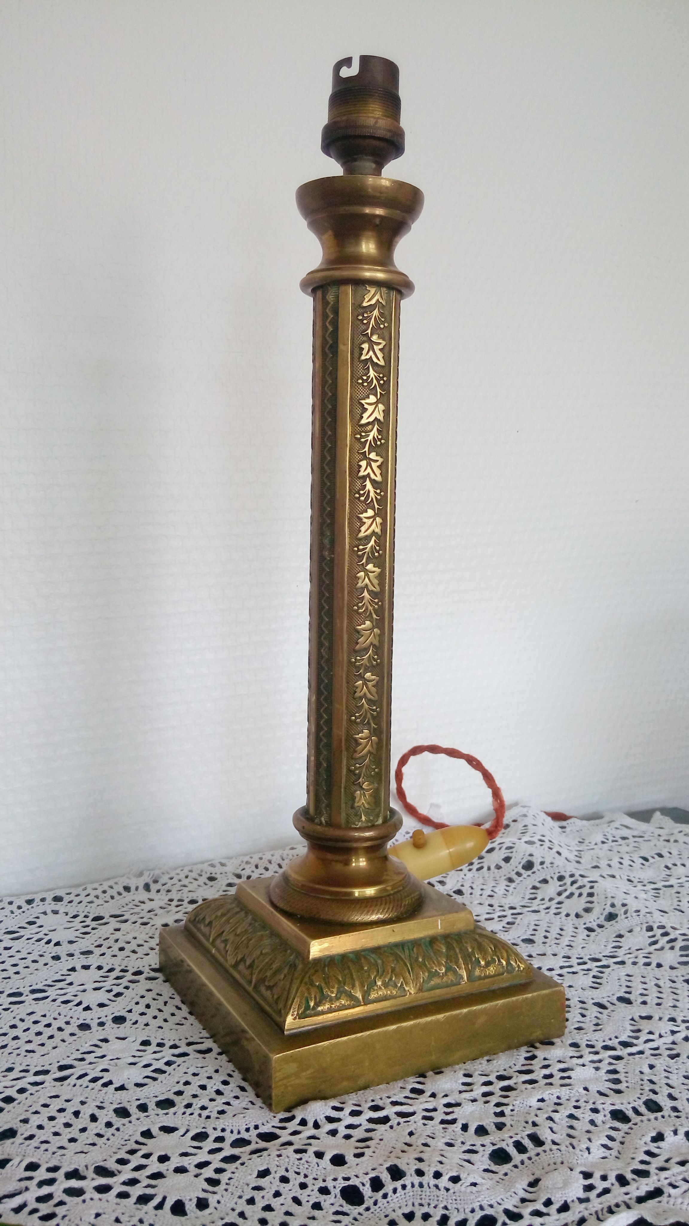 Bronze and brass table lamp, floral decoration with vine leaves