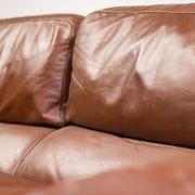 Royal 2-seater canapé premium Poltrona Frau Petronio upholstered in down and chestnut leather.